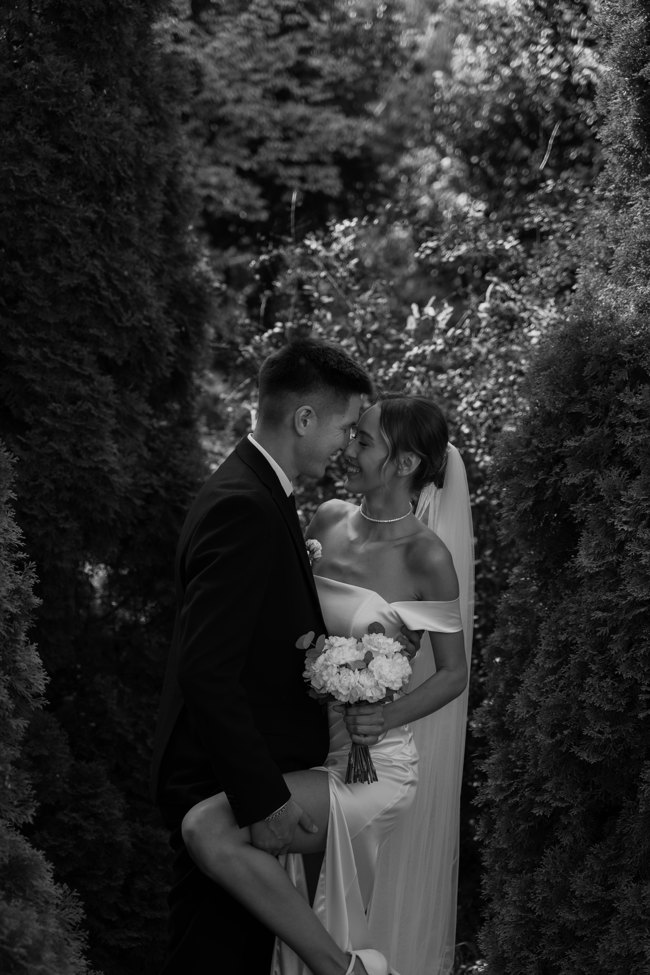 Черно-белая свадебная фотография из ботанического сада в Казани