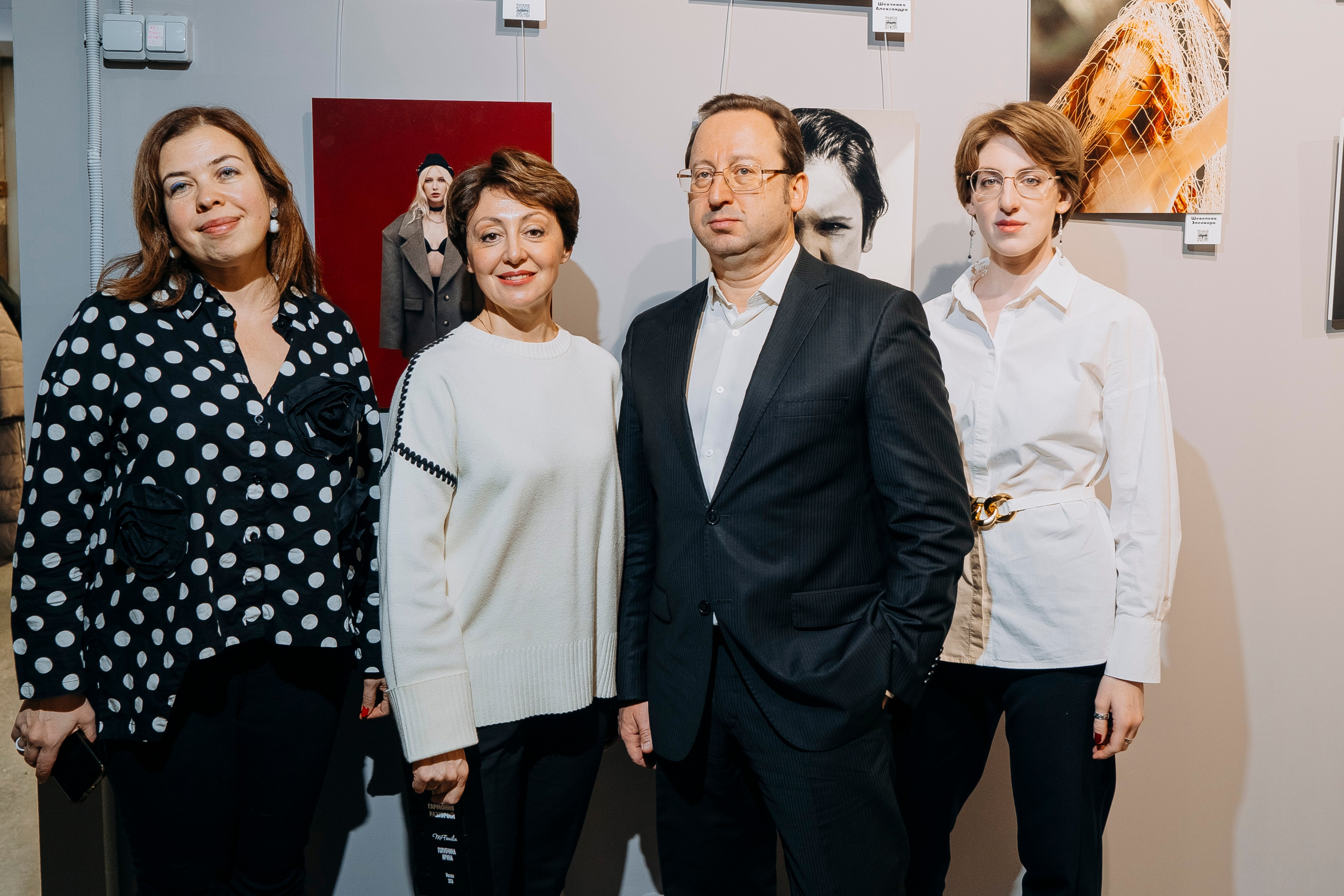 Вернисаж фотовыставки MFamilia «Гармония различий». Организация фотовыставок в Петербурге и Москве, MFamilia (МФамилия)