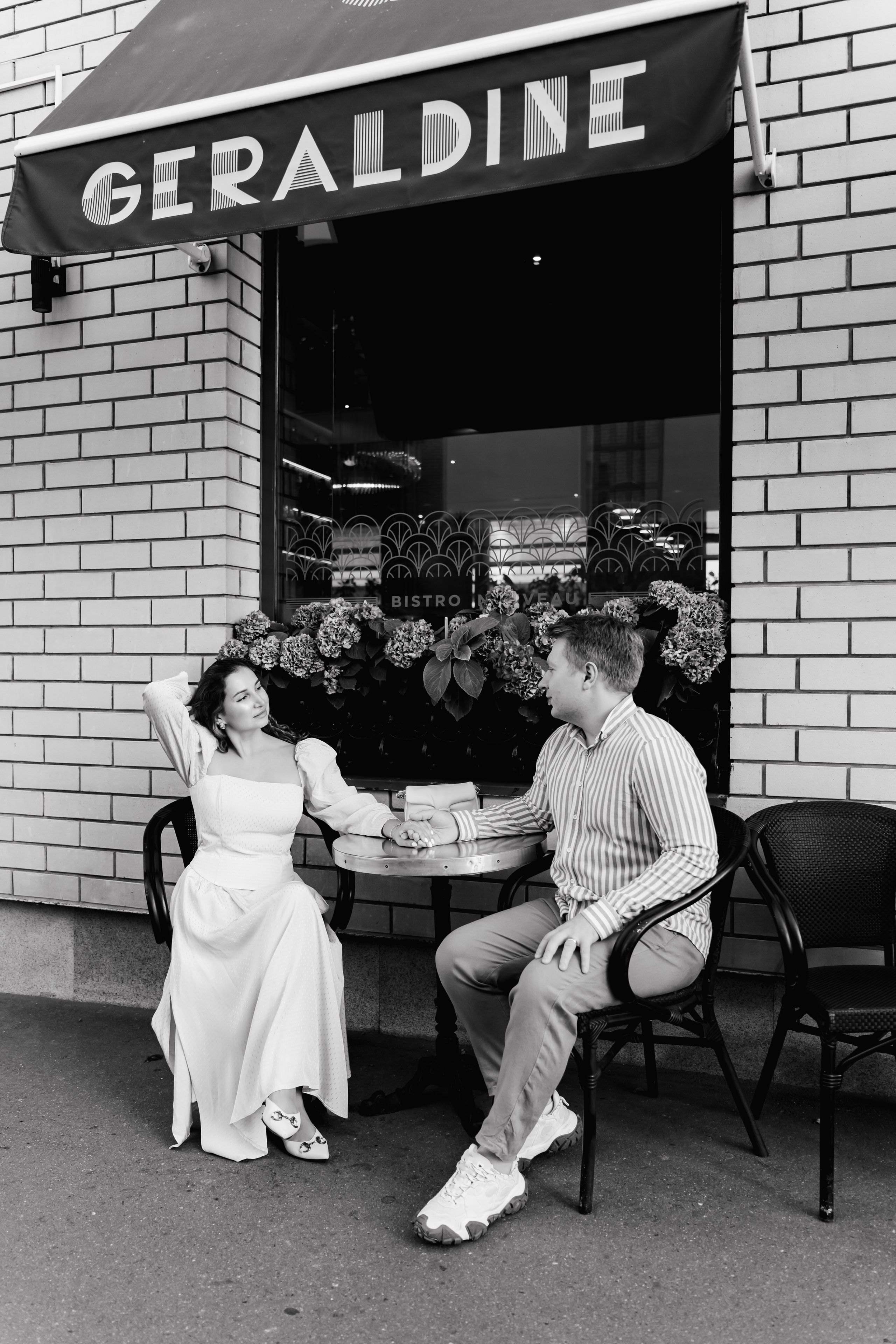 Девушка с парнем в кафе на улице. Фотосессия Москва