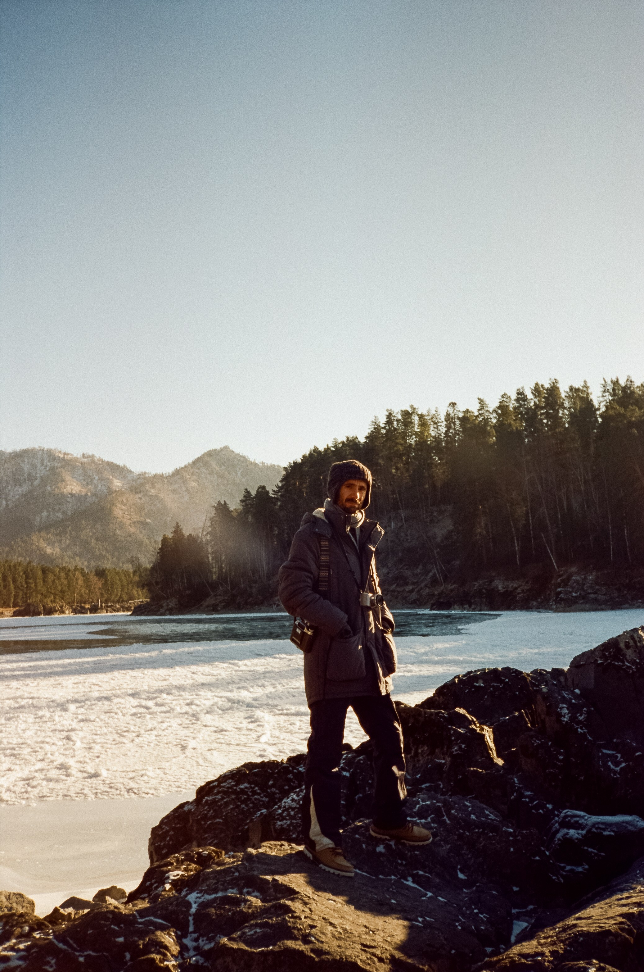 Зимняя Катунь: острова, льды, скалы у базы Берель. Зеленые сосны и. Фотограф-документалист Мария Осокина