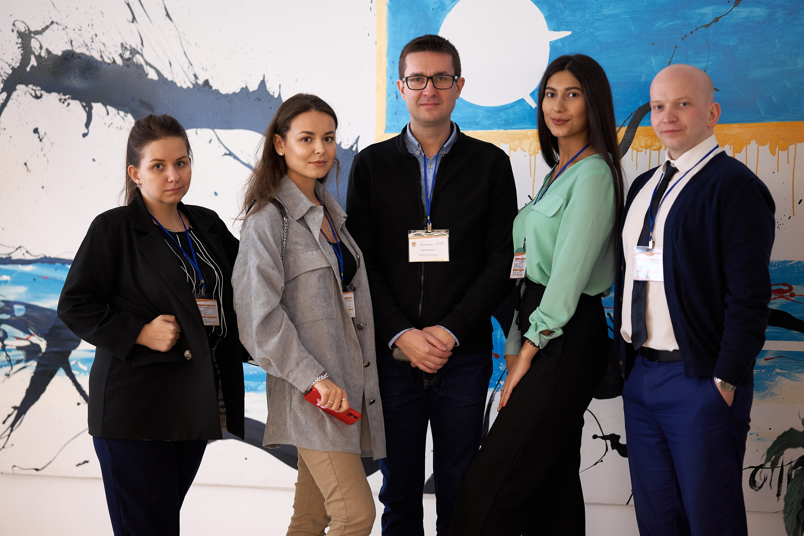 Групповой портрет коллектива в неформальной обстановке после официальной части