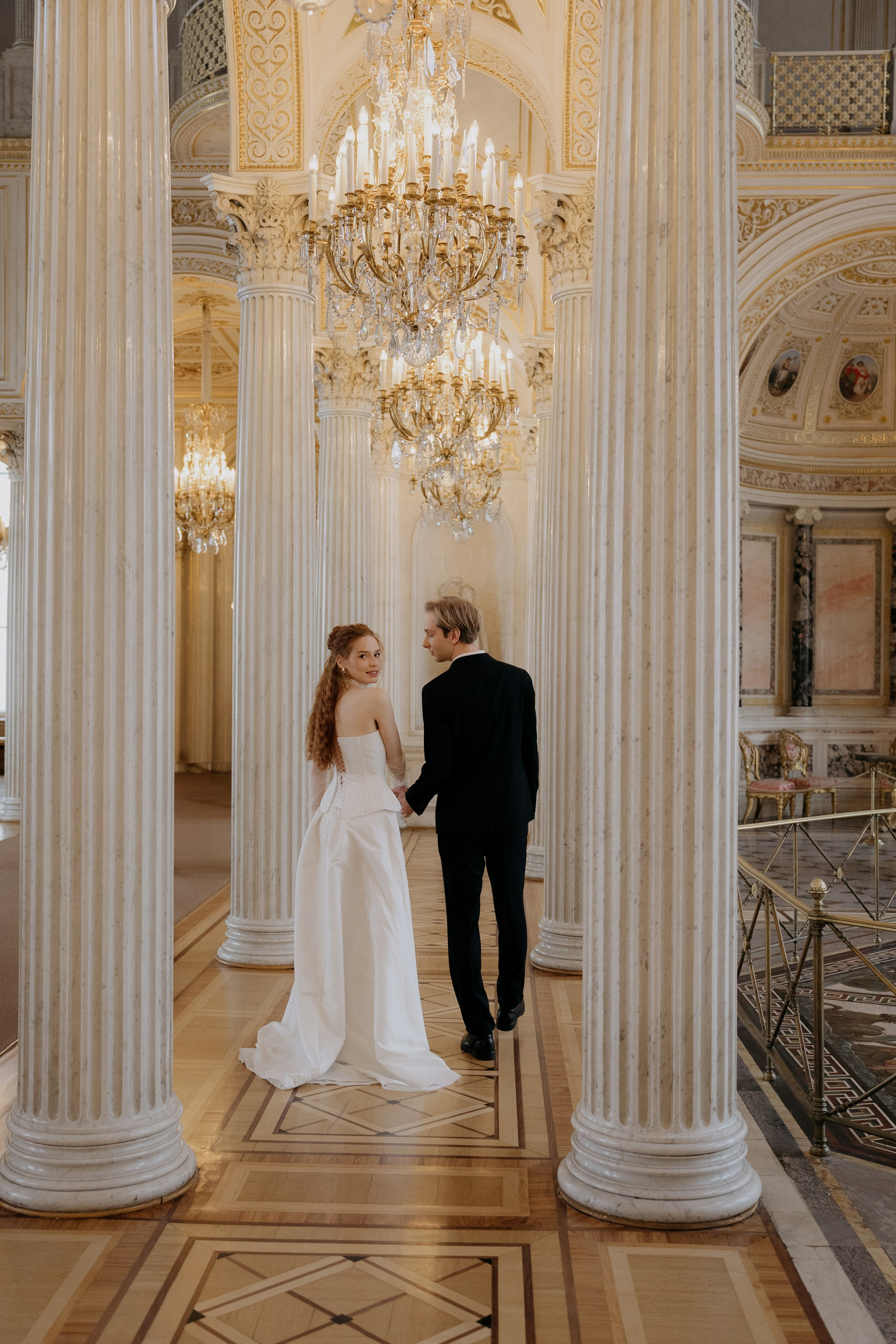 В Эрмитаже. Свадебный фотограф в Санкт-Петербурге Саша Колоцей