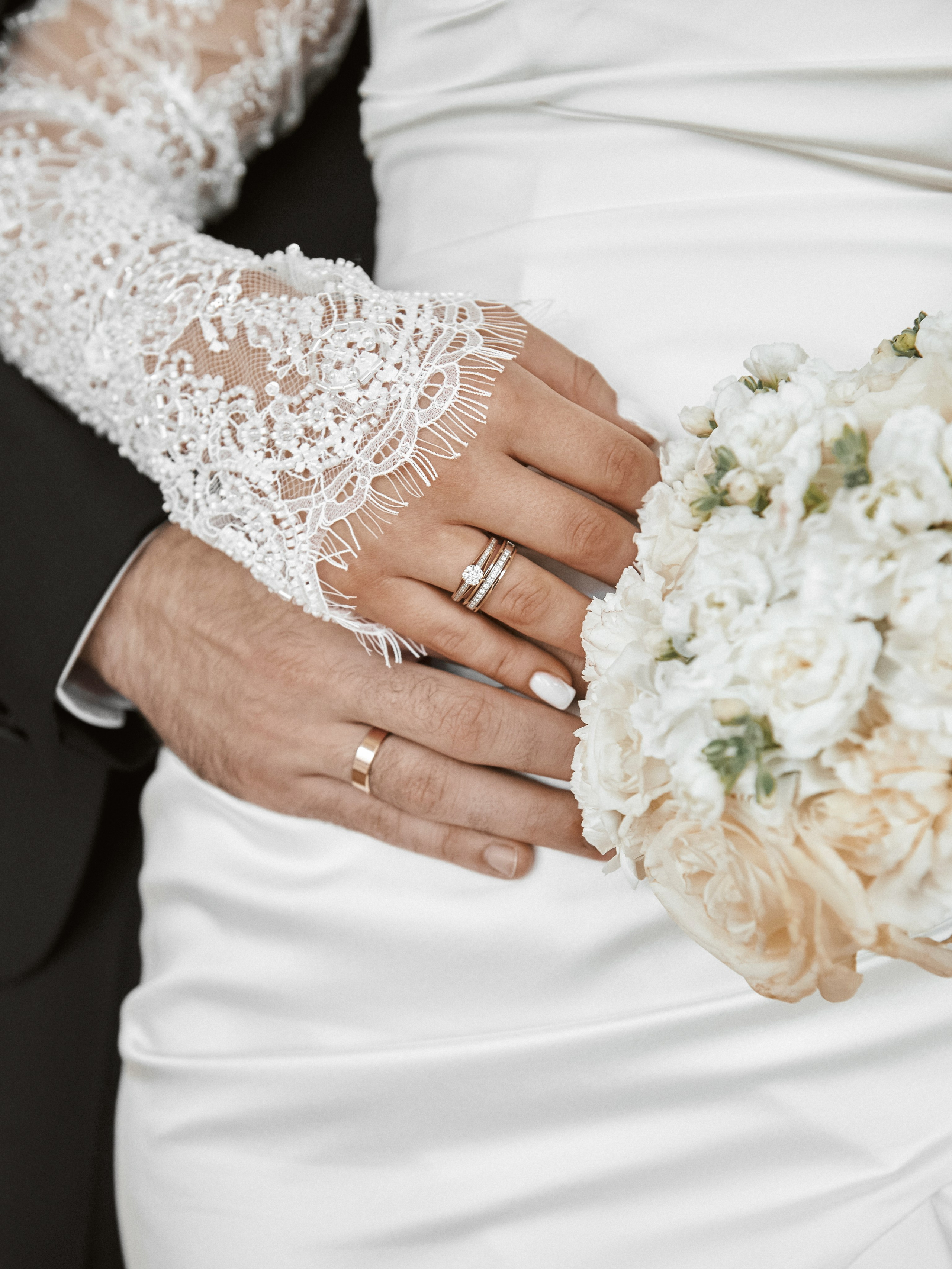 Свадебная фотосессия молодожёнов в светлой студии