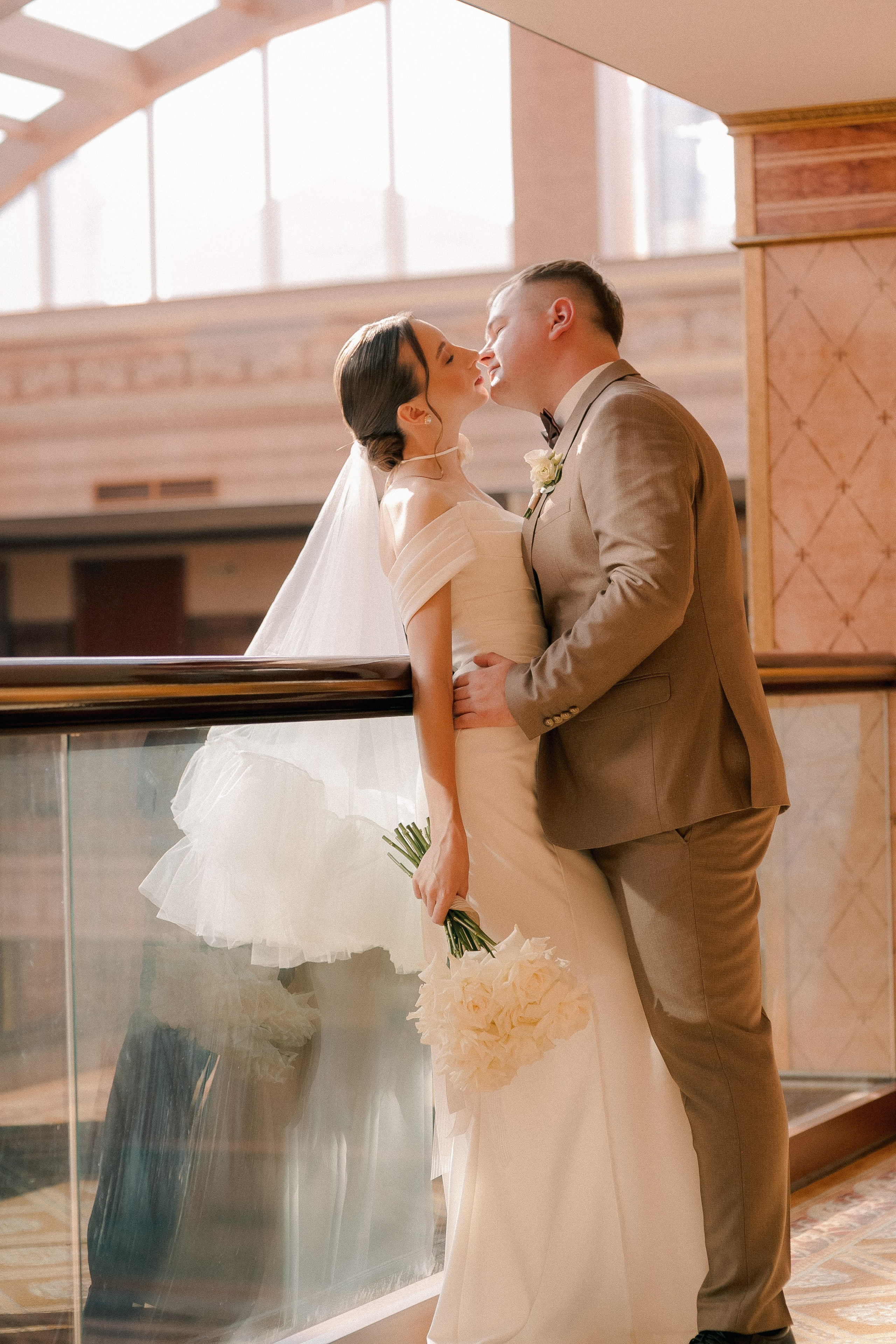 Свадебная фотосессия Ивана и Лидии в отеле и городе. Свадебный и репортажный фотограф в Ярославле и Санкт-Петербурге Роман Микрюков