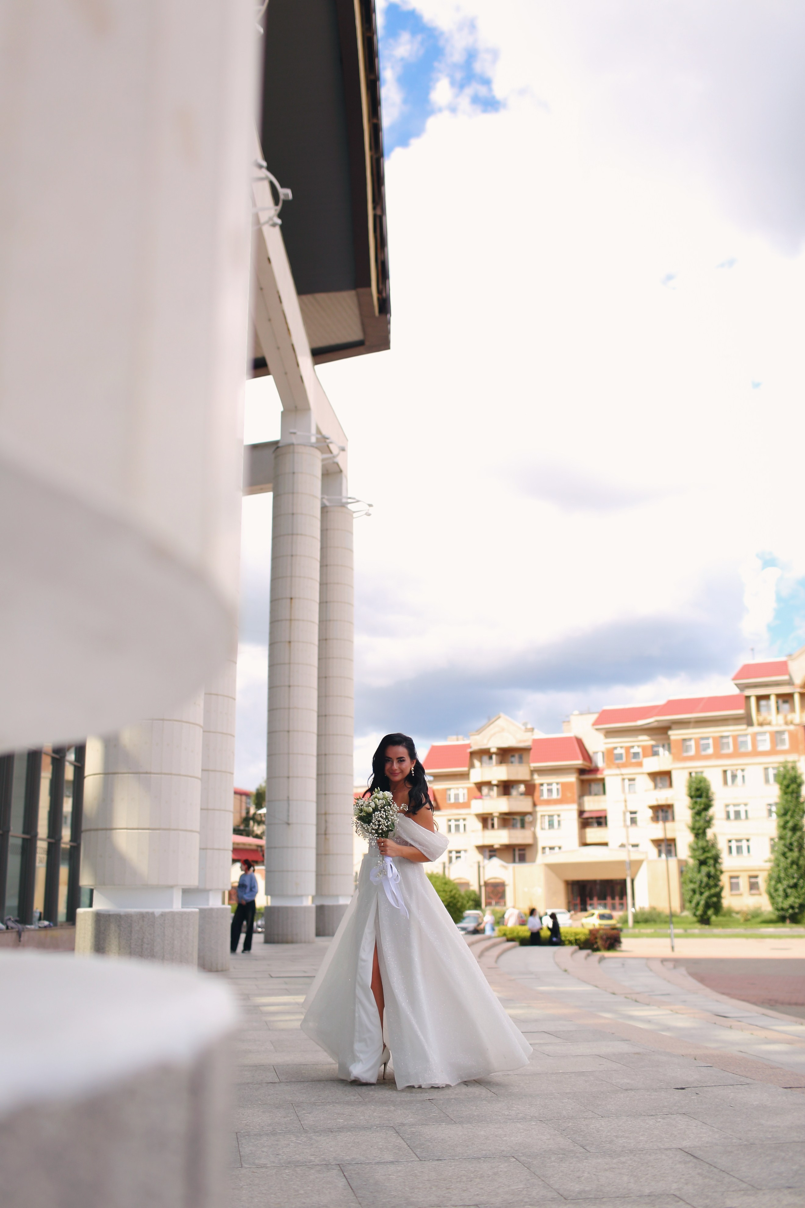 Съемка пары Марии и Ильи, гуляющих по городу. Свадебный и репортажный фотограф в Ярославле и Санкт-Петербурге Роман Микрюков