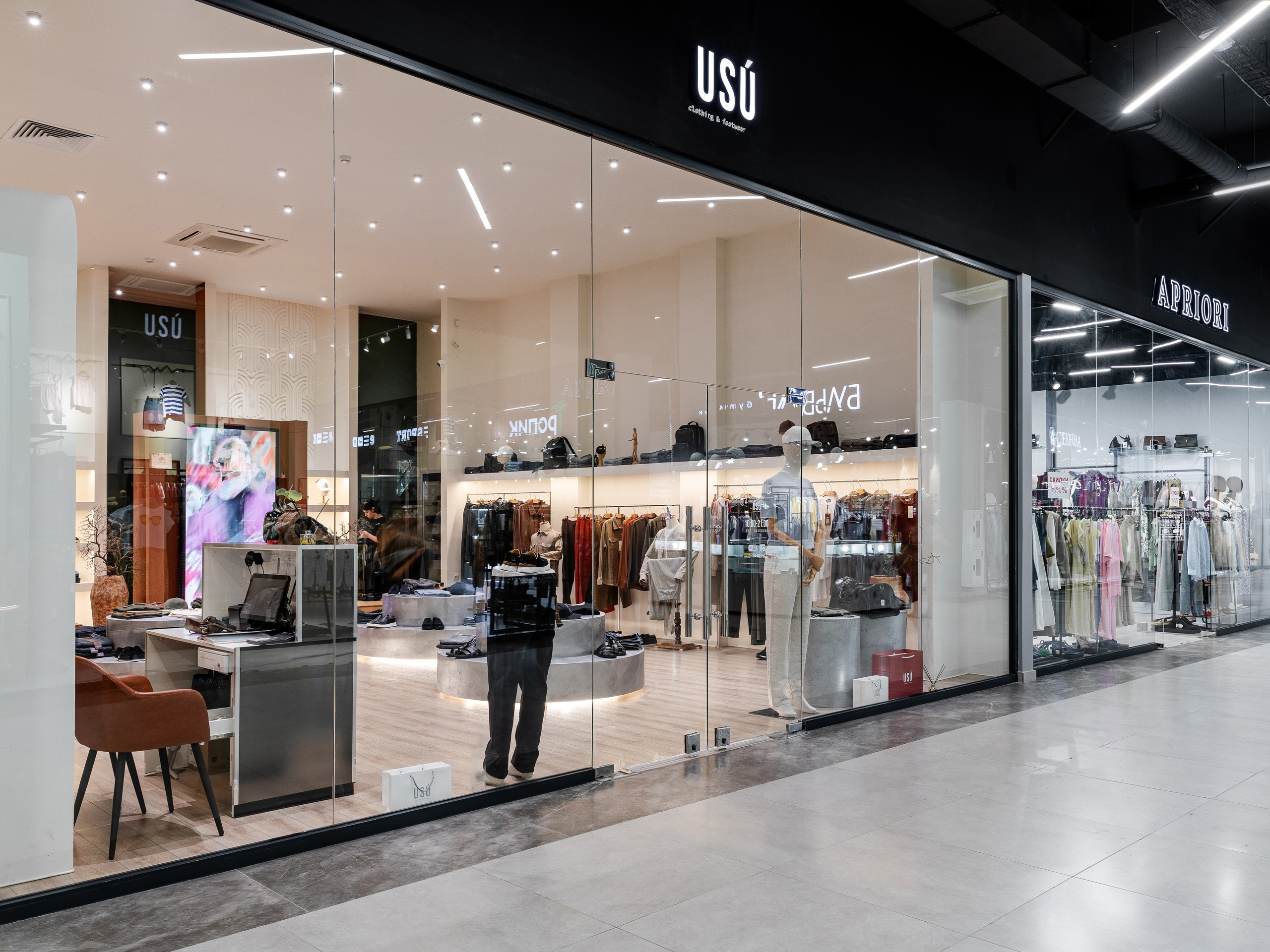 Интерьер магазина USU в Гагре. Интерьерный фотограф Москва