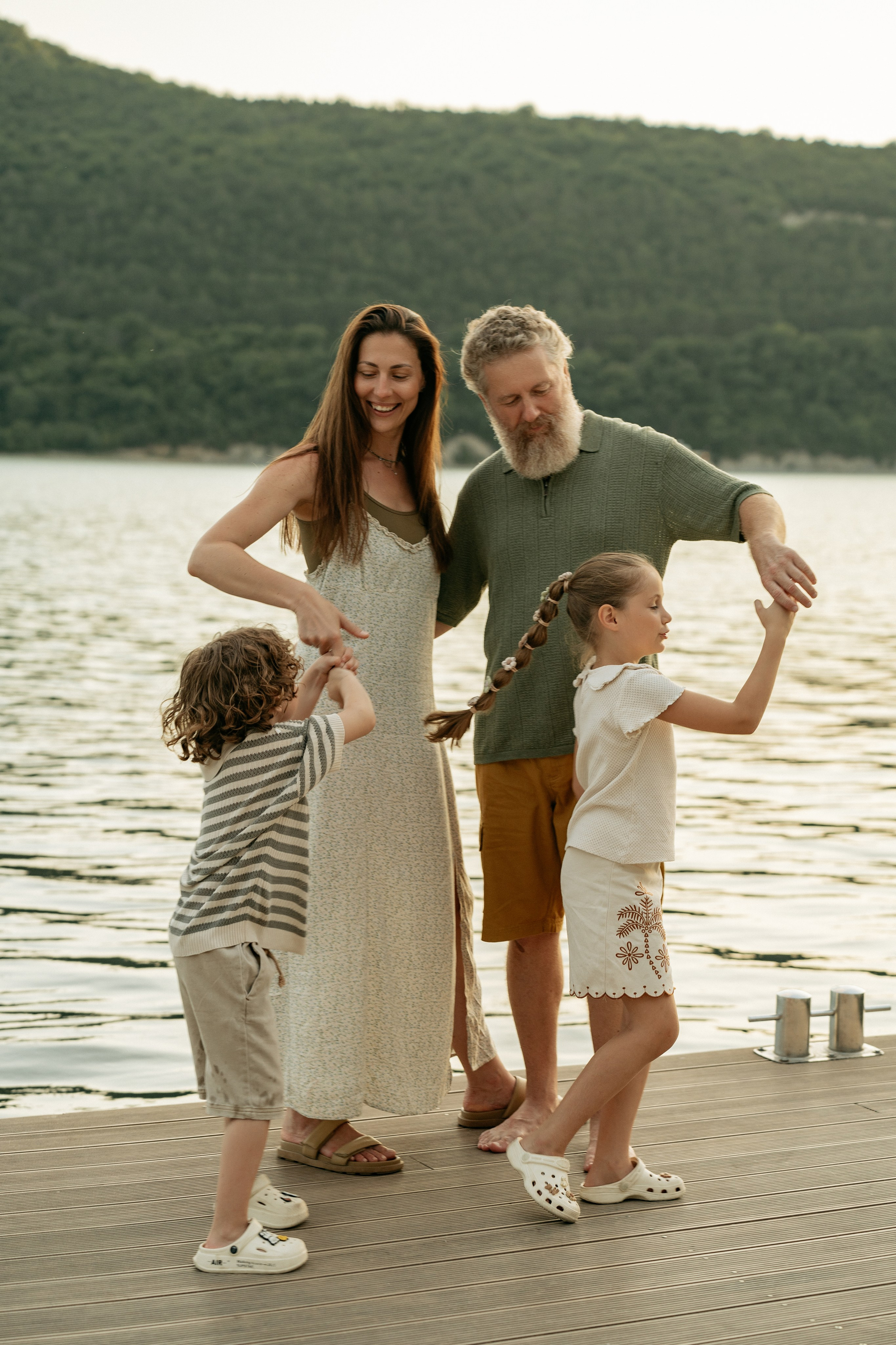 Мама и сын рисуют мелом на дорожке в Абрау-Дюрсо – творчество вместе