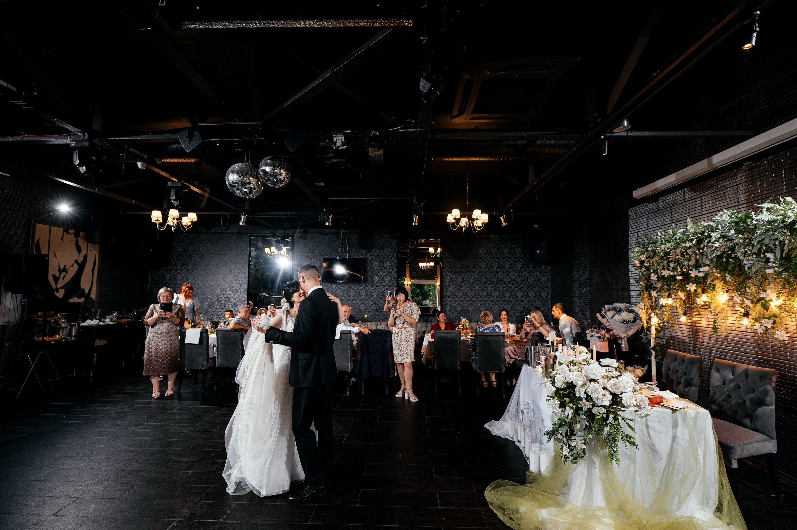 Свадьба с венчанием в Щелково. Прогулка в Гребнево, ресторан Кинза, отель Премиум. Свадебный и семейный фотограф Виктория Носачёва. Щелково, Москва и МО