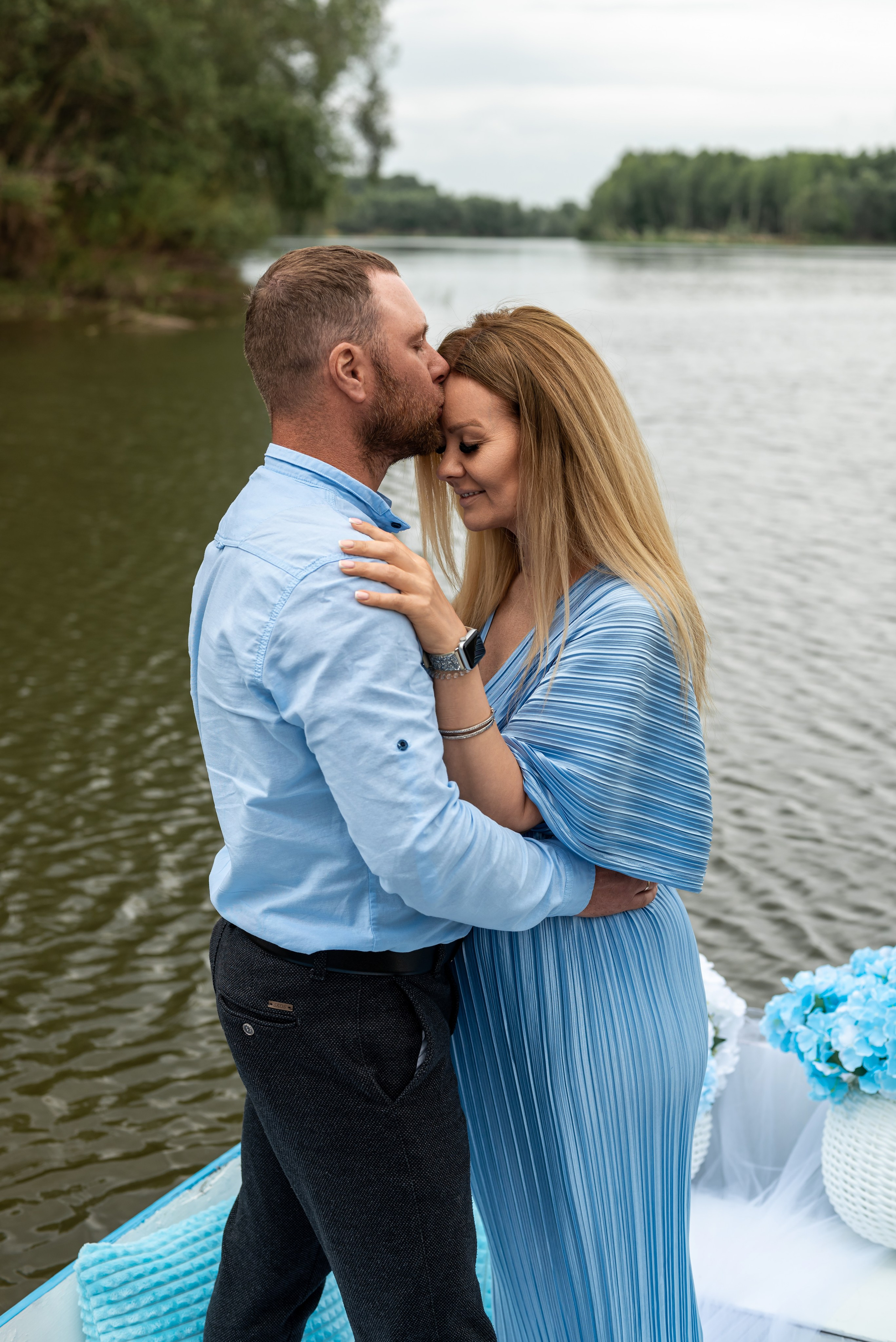 Фотопроект на лодке с голубыми гортензиями. Фотограф в городе Салават