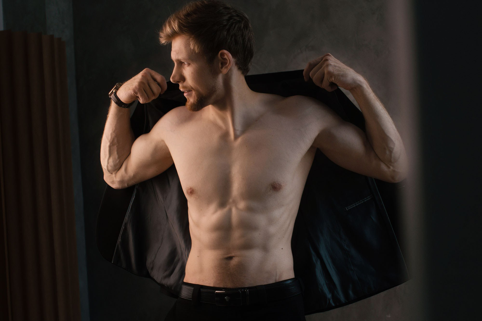 Портрет молодого красивого мужчины. Фотосессия в студии.  Мужские и женские портреты, стиль будуар.