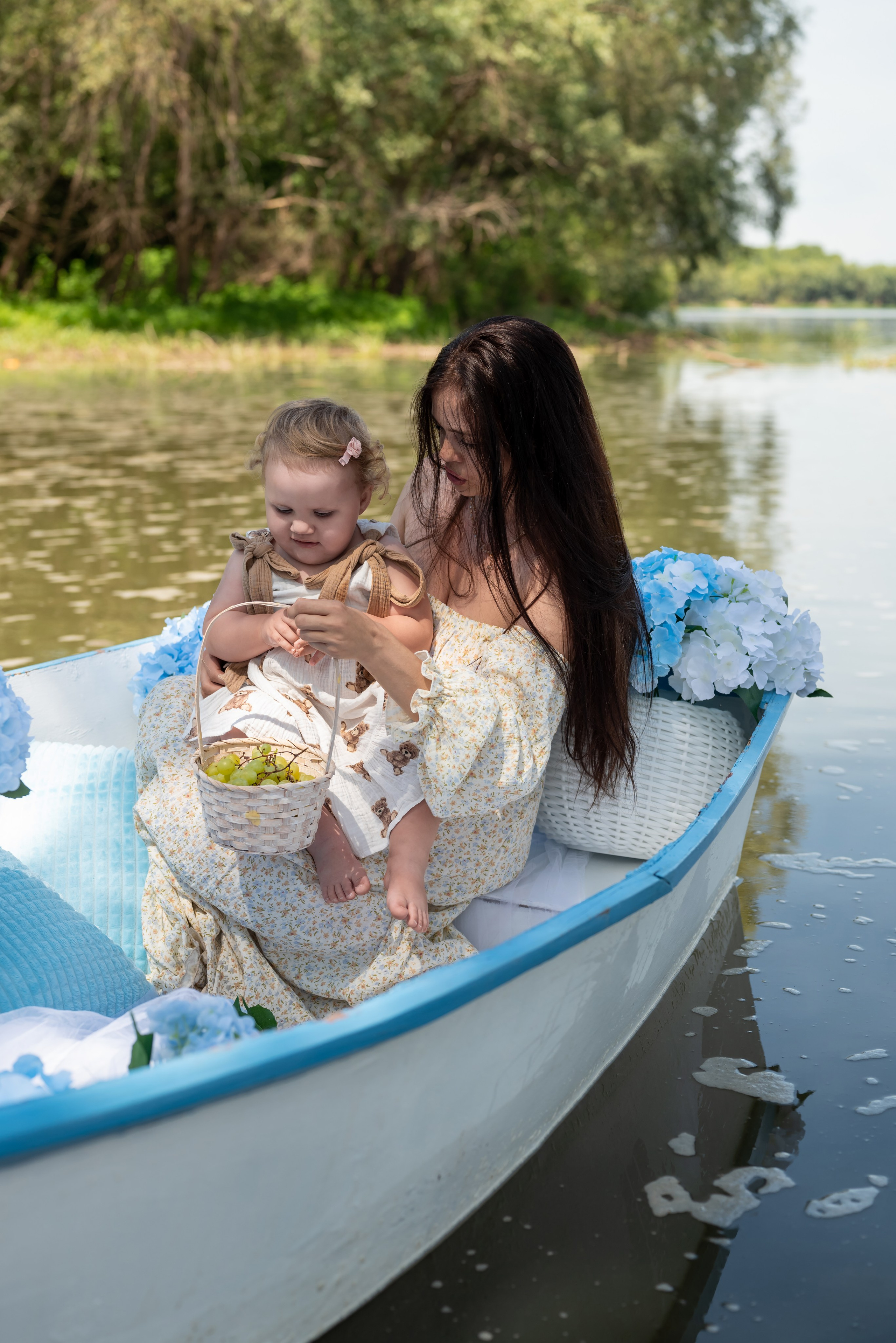 Фотопроект на лодке с голубыми гортензиями. Фотограф в городе Салават