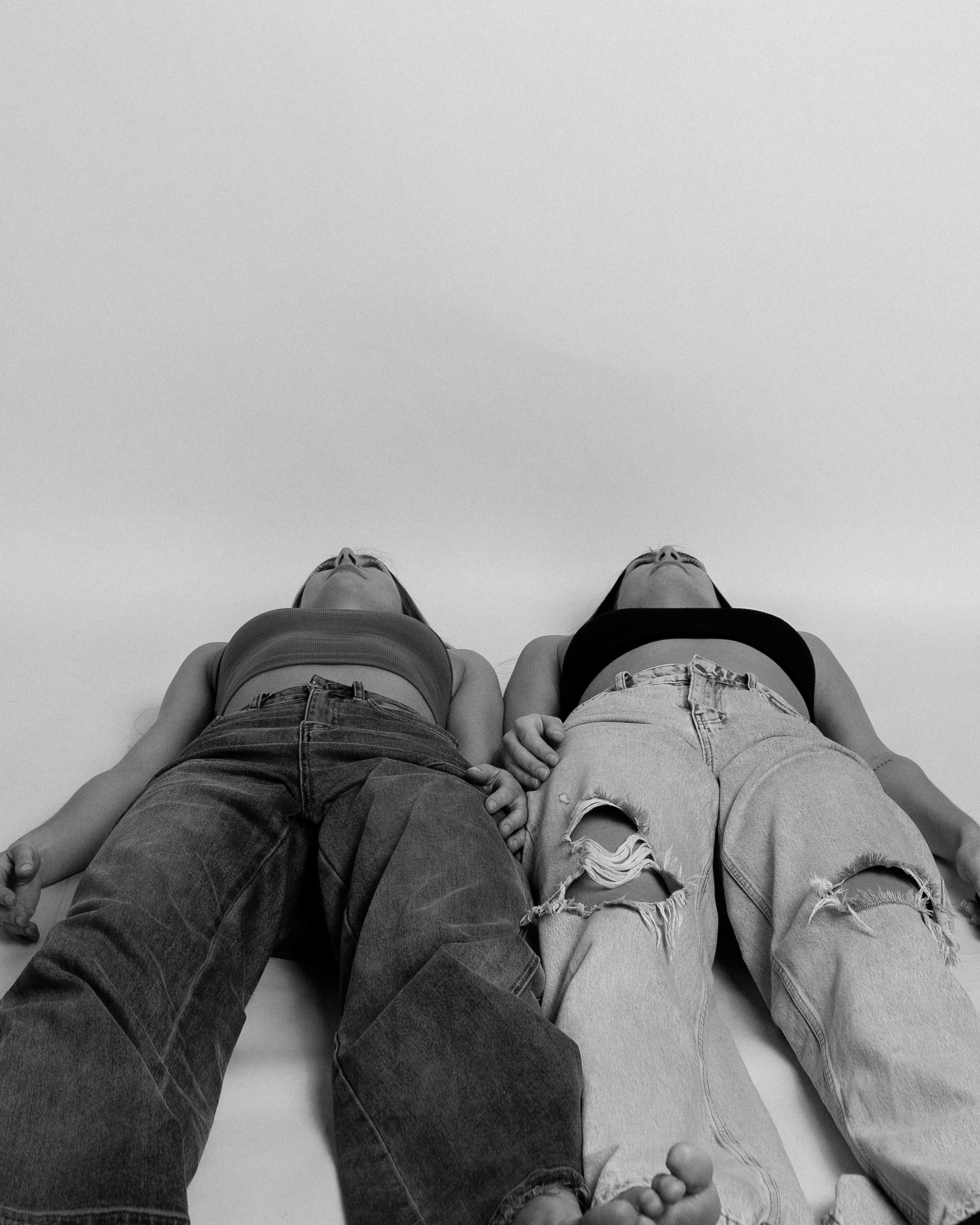 Фотосессия двух девушек в топах и джинсах чёрно-белое фото