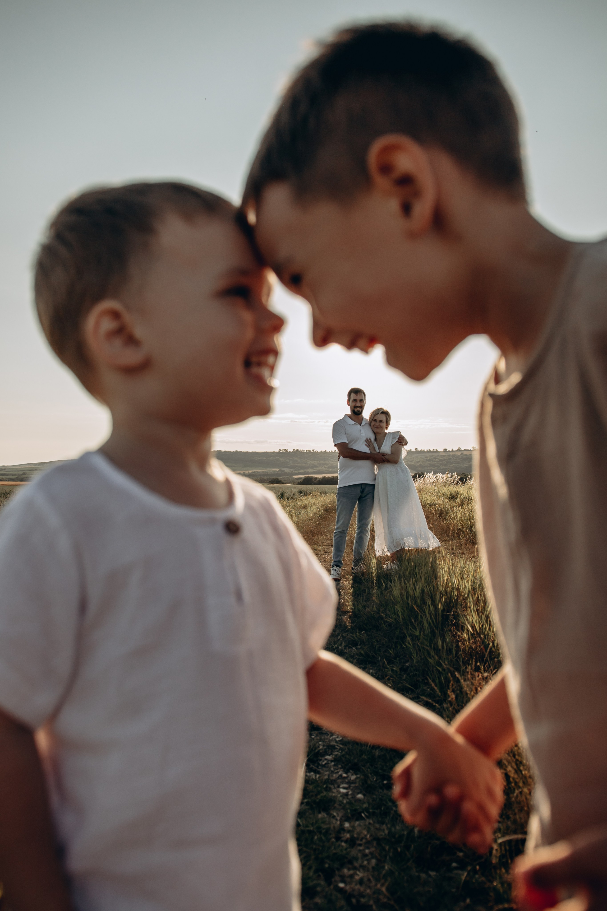 Миша, Ксюша, Саша и Леша — запуская воздушного змея. Семейный фотограф Новороссийск, Анапа, Геленджик — Юлия Давыдова