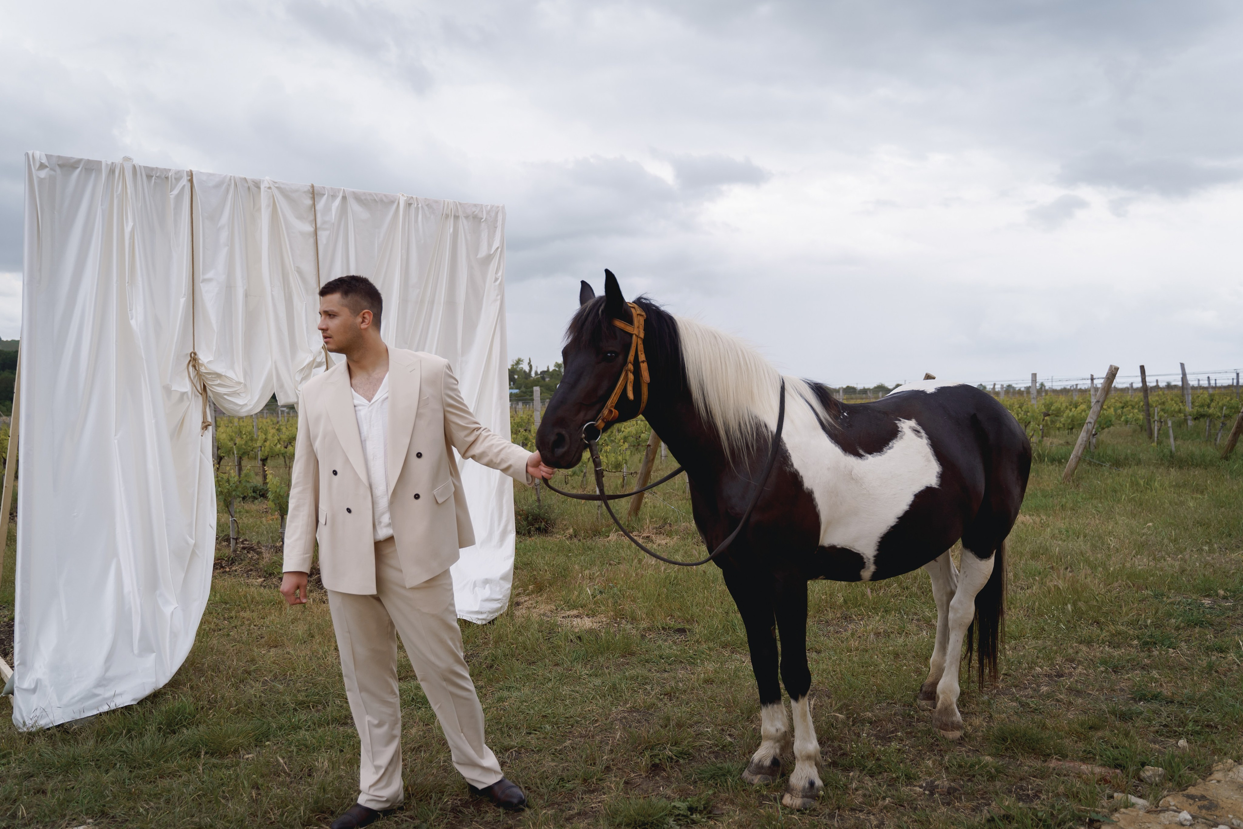 Фотосессия свадебной пары на территории анапской винодельни Шато Андре