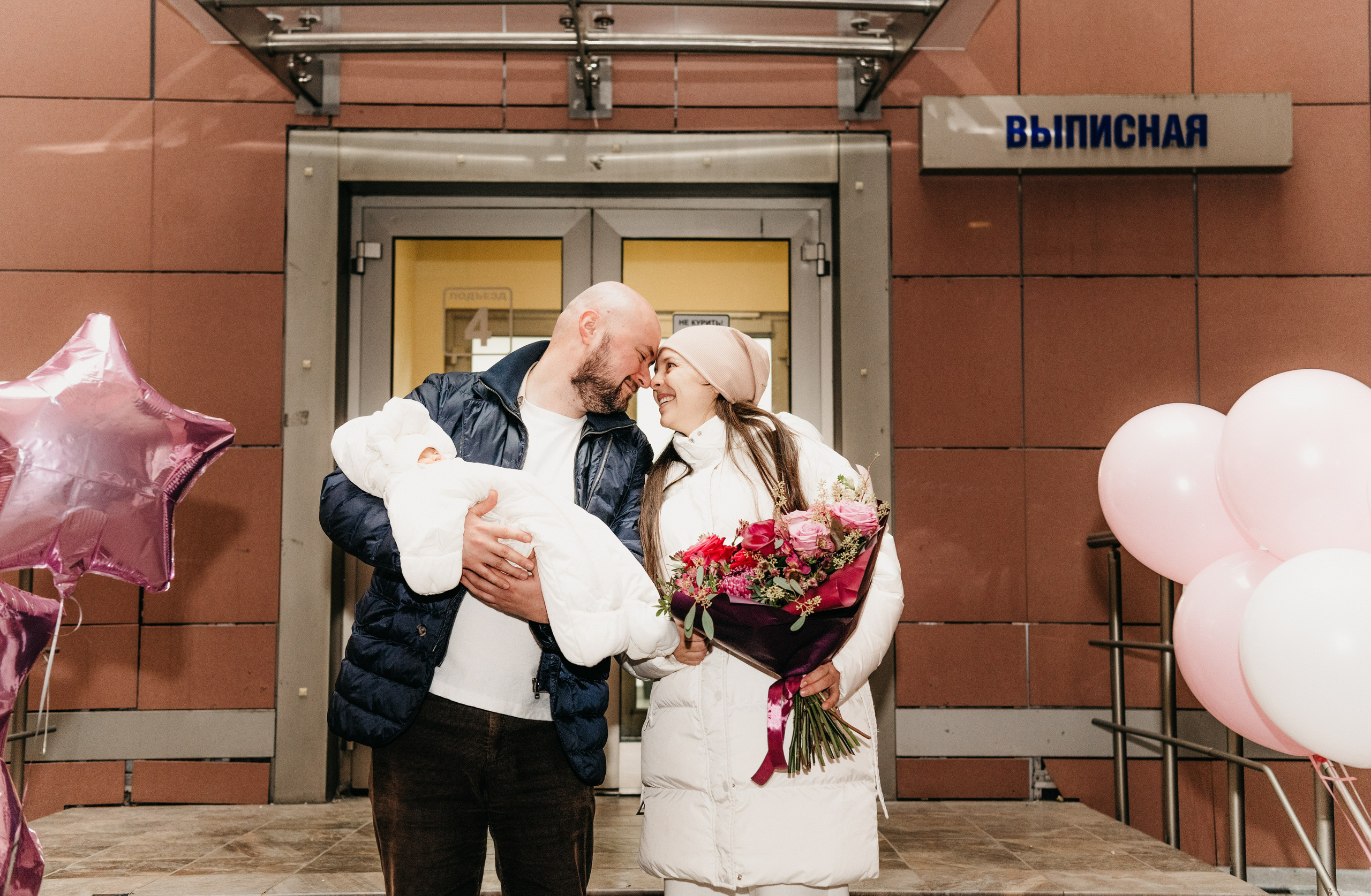 Выписка малышки. Мать и дитя на Севастопольском. Фотограф на выписку из роддома в Москве и МО