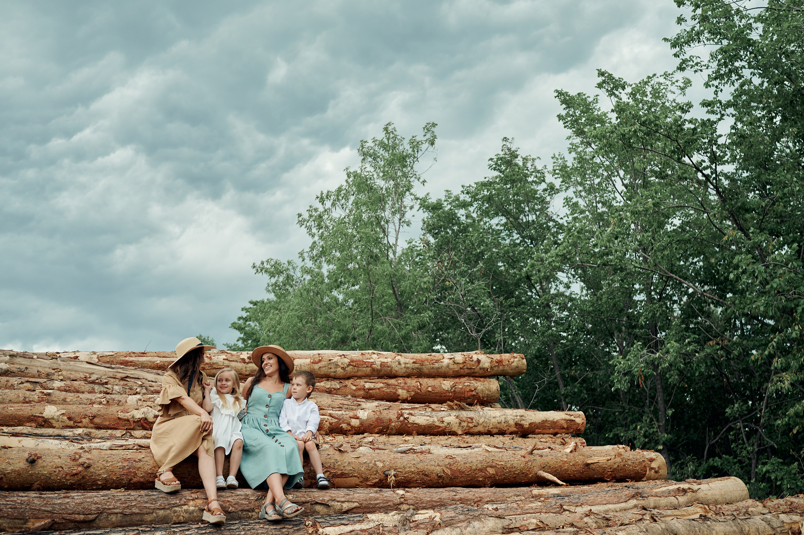 Настя и Марина с детьми. Семейный и репортажный фотограф Сергей Белягиин г. Екатеринбург