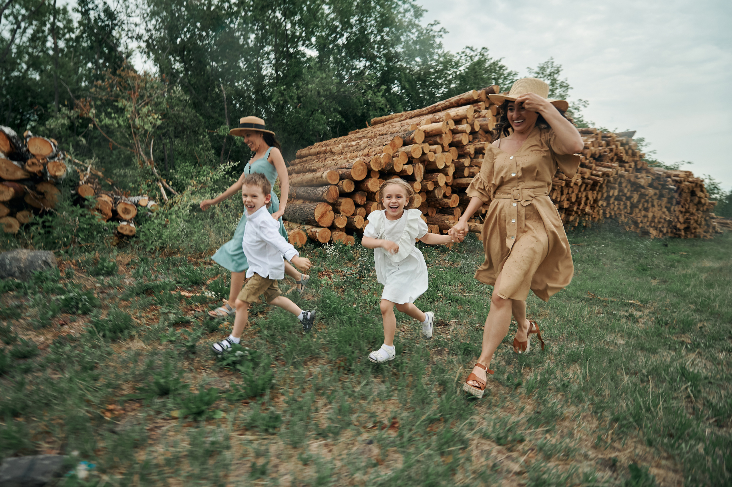 Настя и Марина с детьми. Семейный и репортажный фотограф Сергей Белягиин г. Екатеринбург