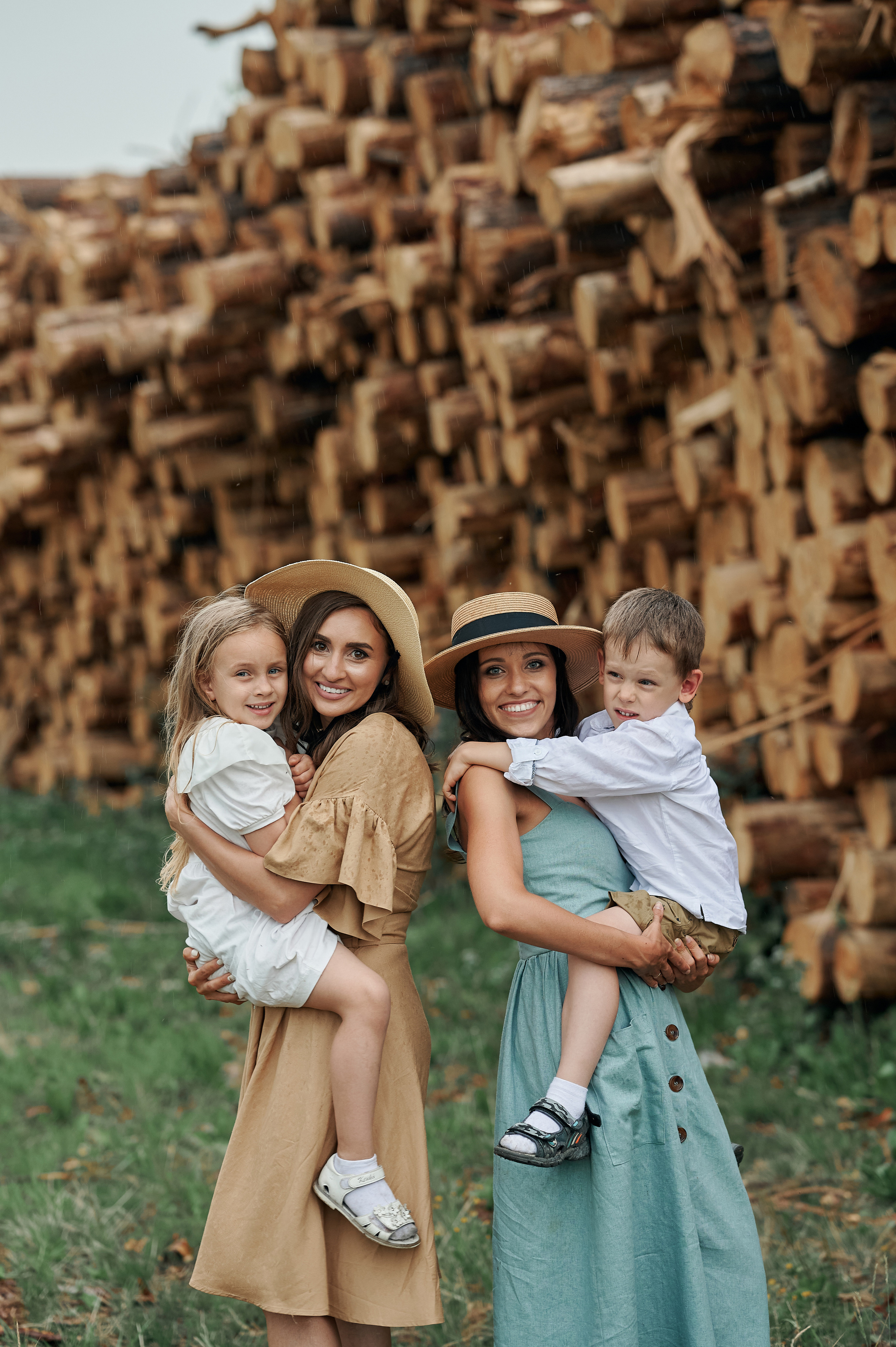 Настя и Марина с детьми. Семейный и репортажный фотограф Сергей Белягиин г. Екатеринбург