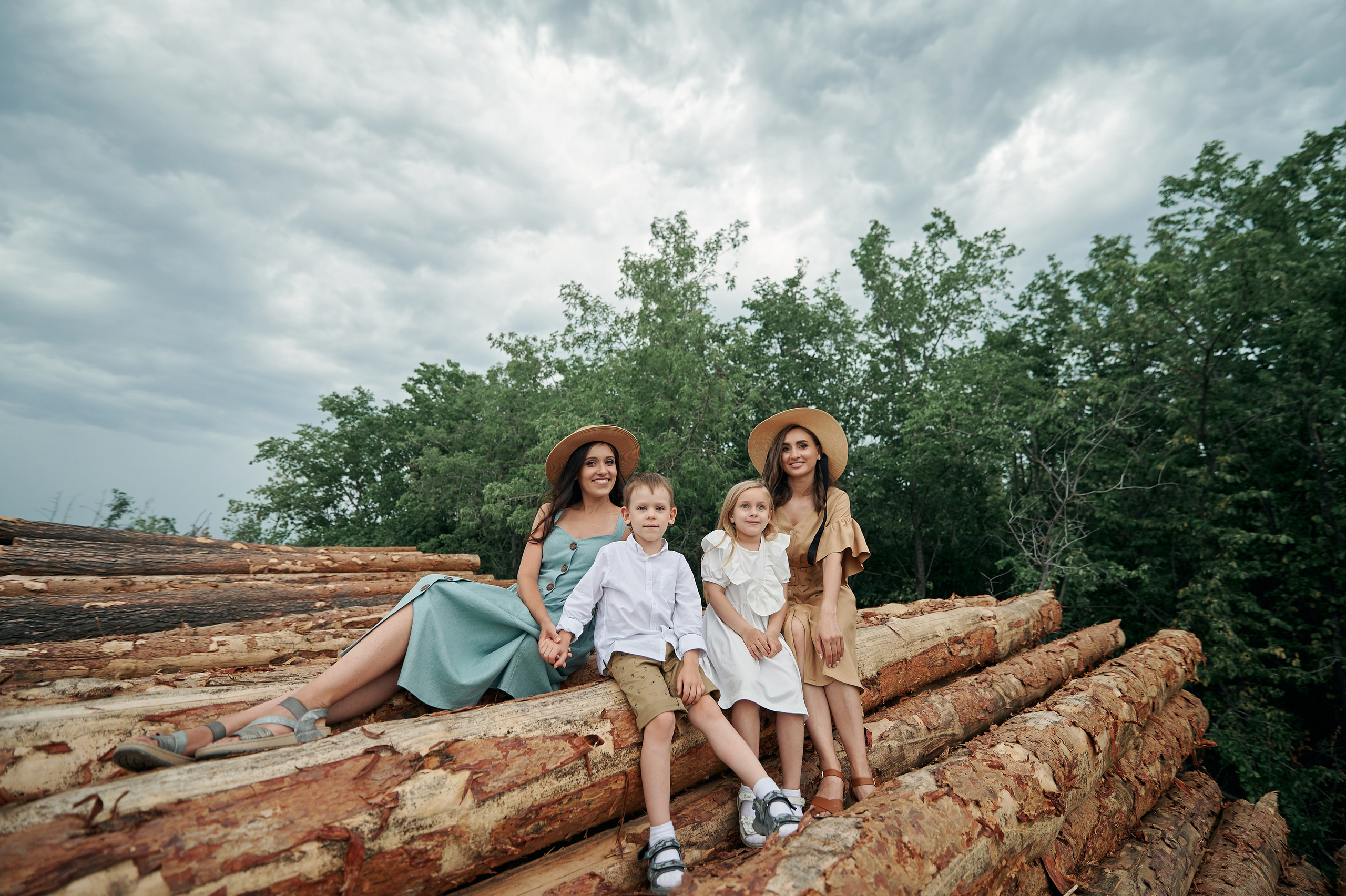 Настя и Марина с детьми. Семейный и репортажный фотограф Сергей Белягиин г. Екатеринбург