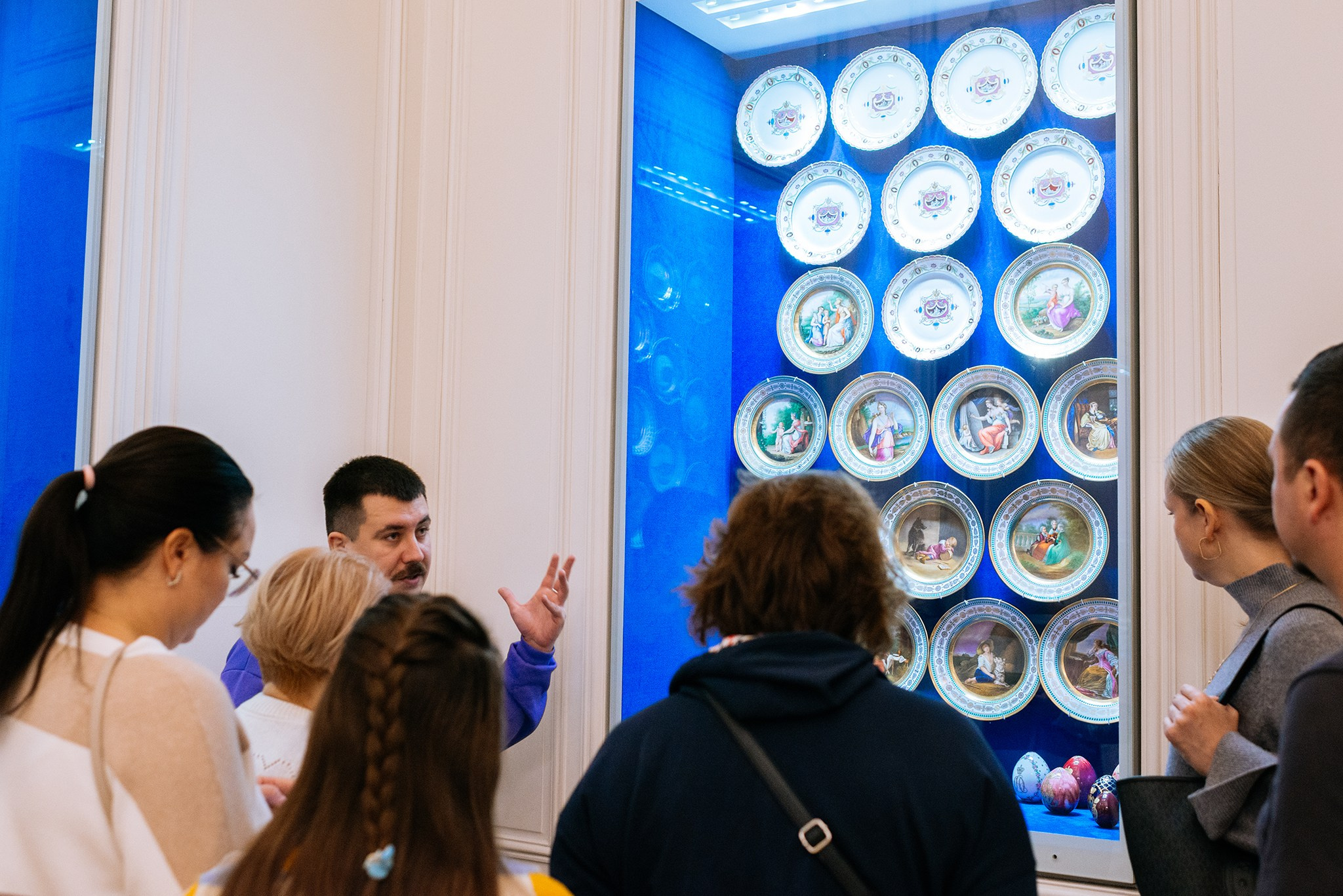 Егор Шапиро. Экскурсия в музей Фаберже. Ноябрь 24. Репортажный фотограф в Санкт-Петербурге Анастасия Клёпова