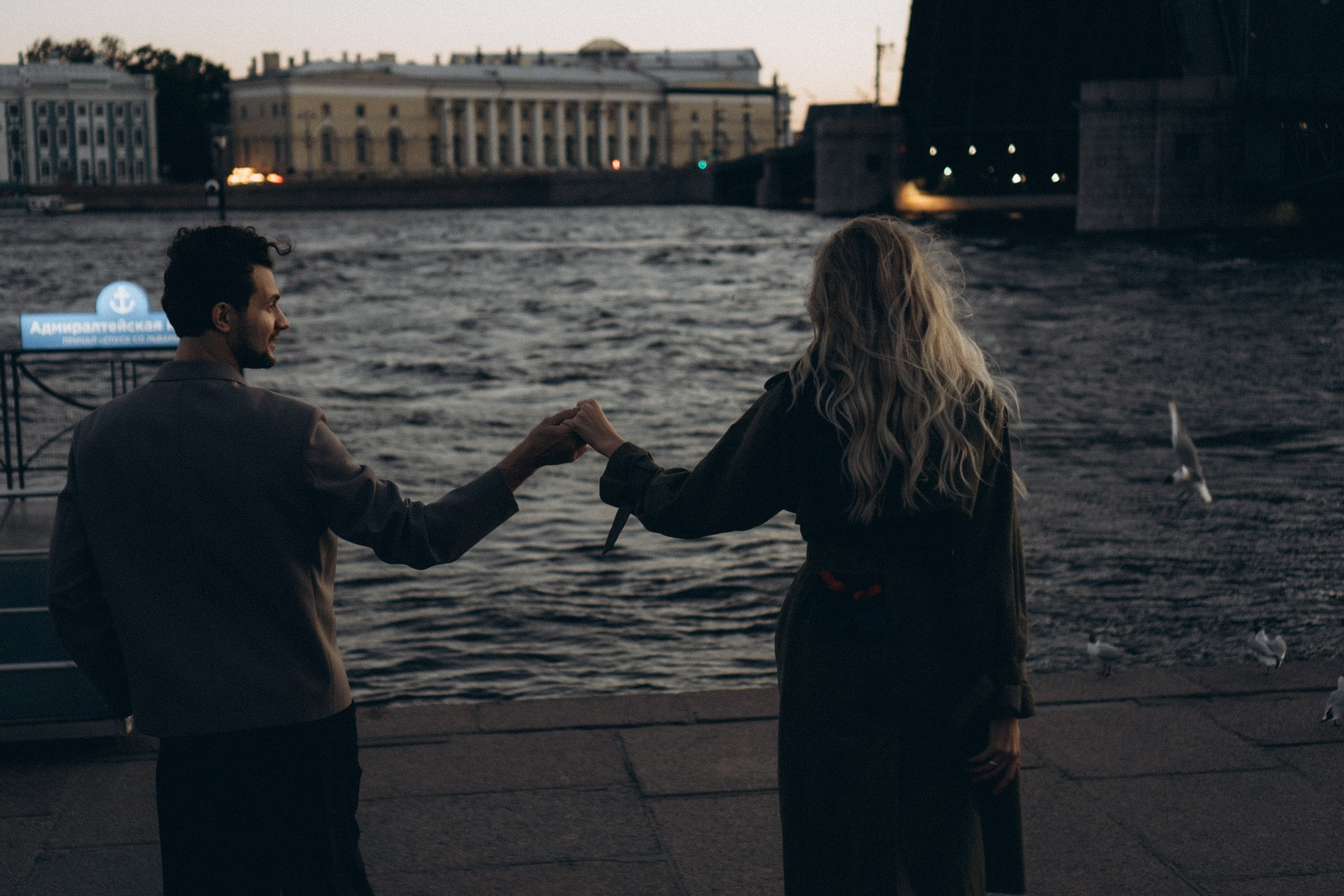 СВАДЕБНАЯ СЬЕМКА ПАРЫ НА РАССВЕТЕ В БЕЛЫЕ НОЧИ И ПРОГУЛКА С РАЗВОДНЫМИ МОСТАМИ И ПИКНИК ВОЗЛЕ ИСАКИЕВСКОГО СОБОРА. Профессиональный фотограф, Санкт-Петербург — Виктория Богомолова
