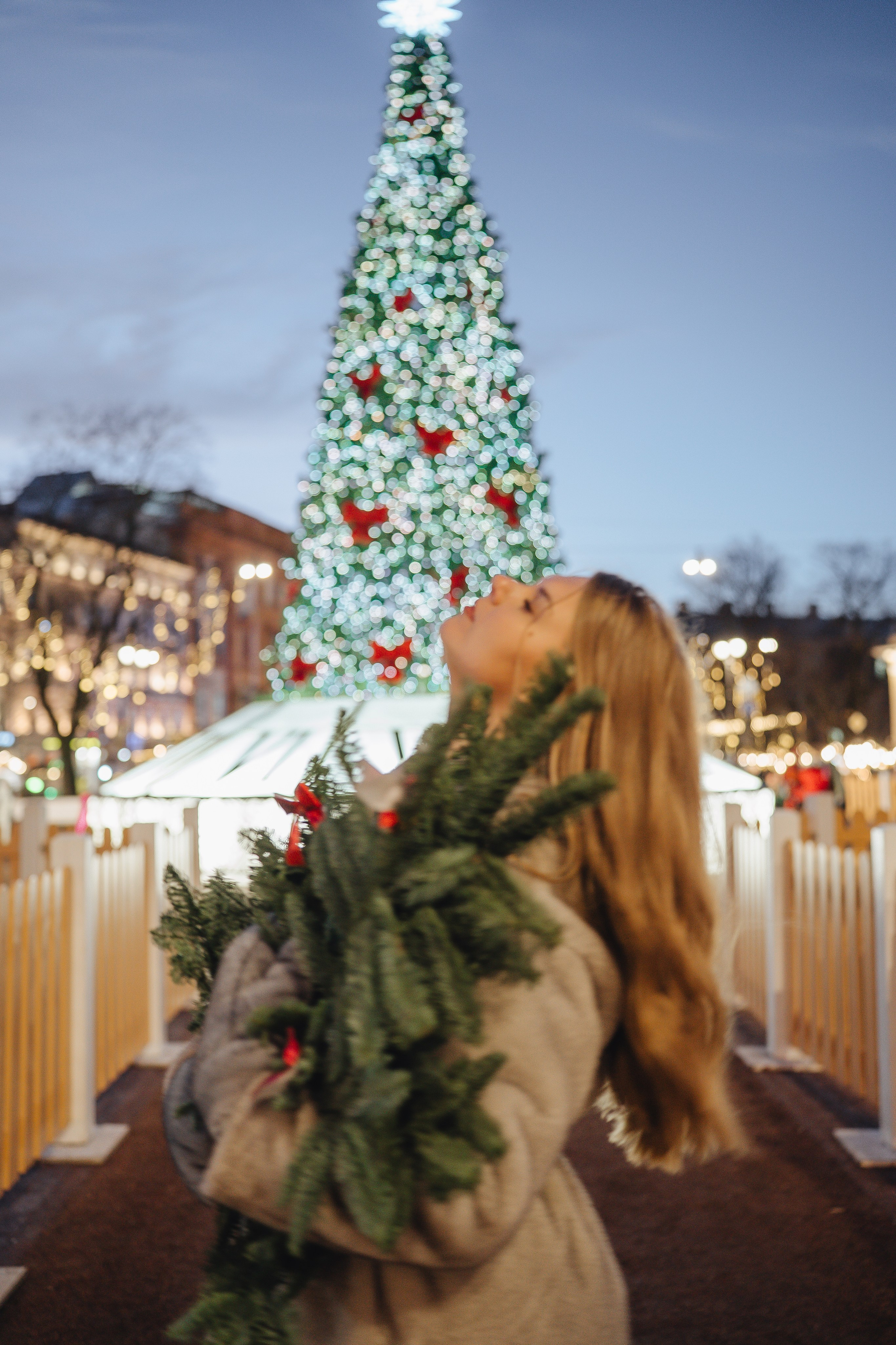 ПРОГУЛКА НА МАНЕЖНОЙ ПЛОЩАДИ ДЛЯ ДЕВУШКИ ПЕРЕД НОВЫМ ГОДОМ (НОВОГОДНЯЯ ФОТОСЕССИИЯ НА МАНЕЖНОЙ ПЛОЩАДИ). Профессиональный фотограф, Санкт-Петербург — Виктория Богомолова