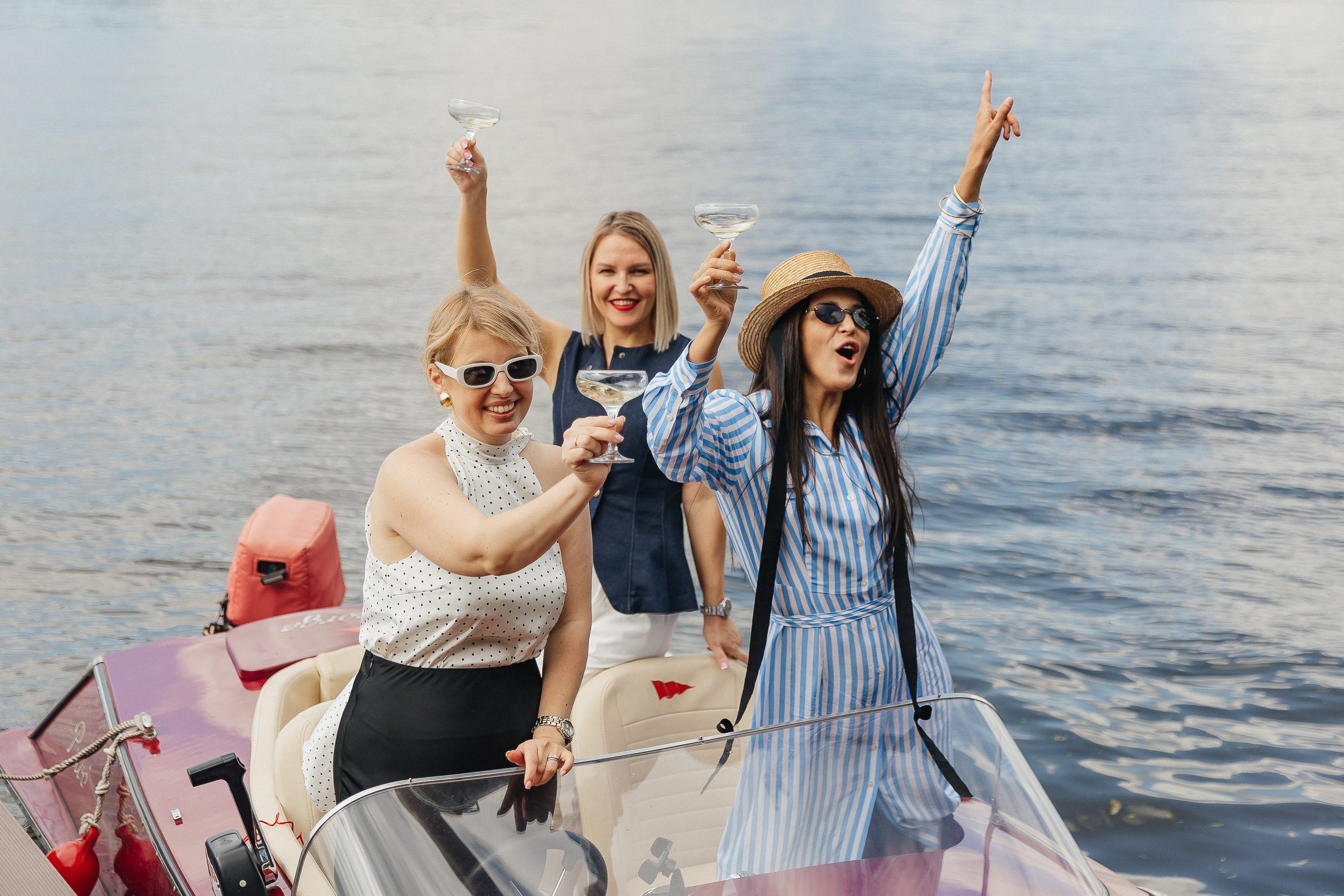 девичник на ретро катерах, ретрокатер, фотограф на девичник, прогулка на яхте, фотосессия на катере, ретро-катер, катер в москве