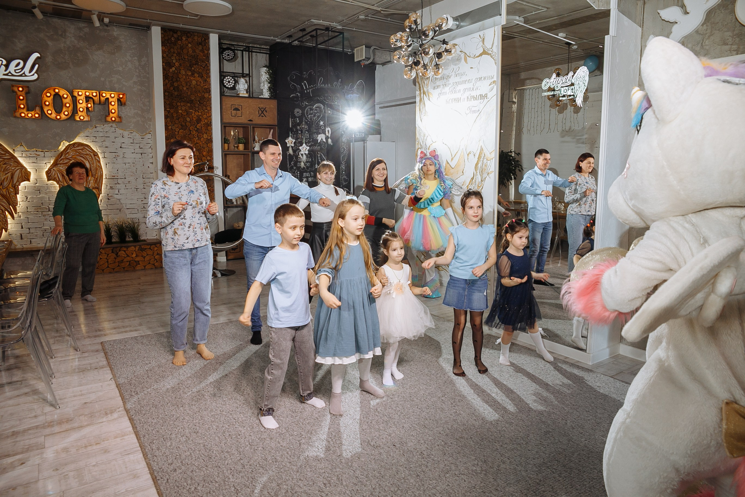 Насте 5 лет, дети играют в Ангел лофт. Событийный фотограф Максим Бескоровайновнов