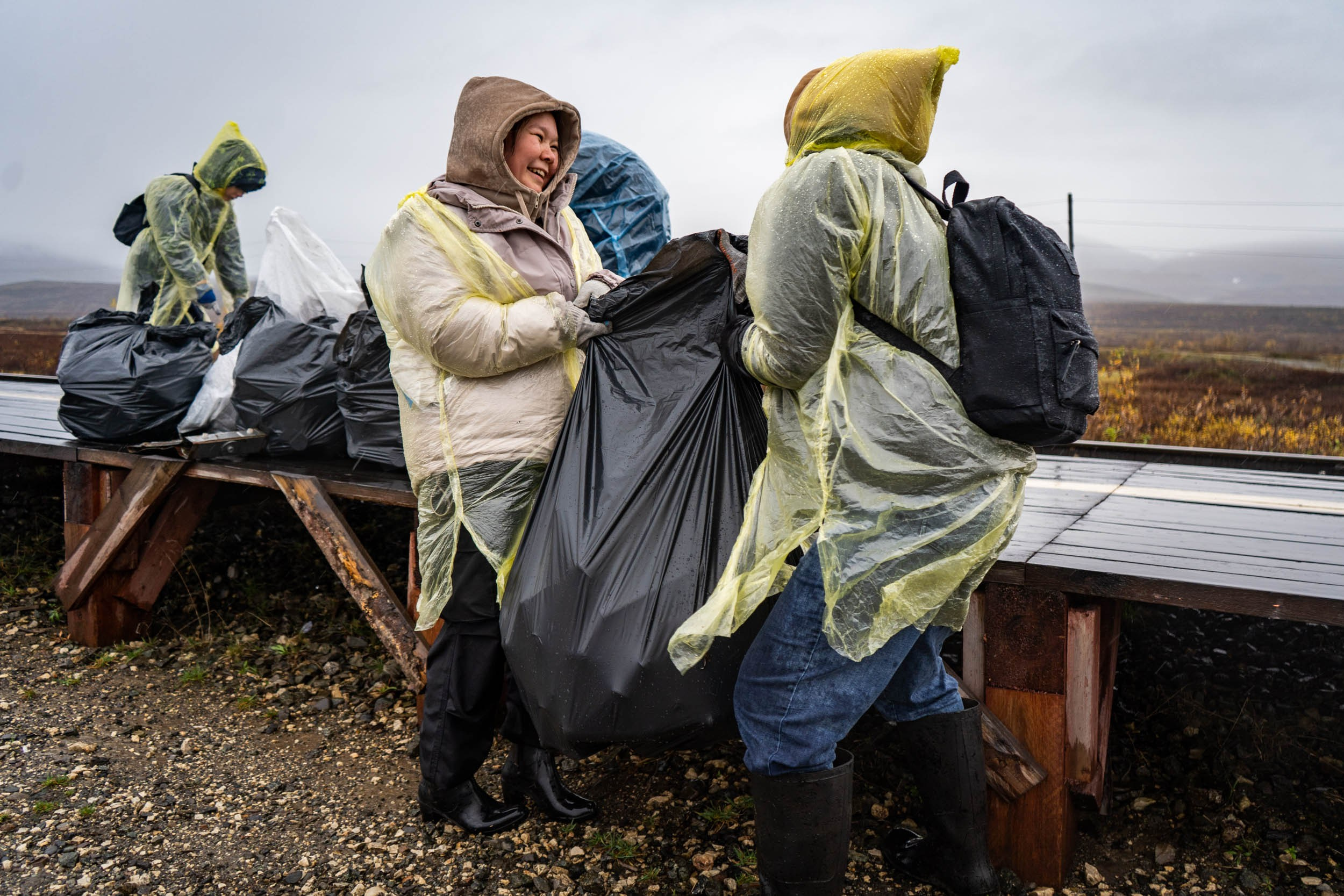Уборка перрона п.Полярный, станция «110 км». Фотограф Екатерина Зорина