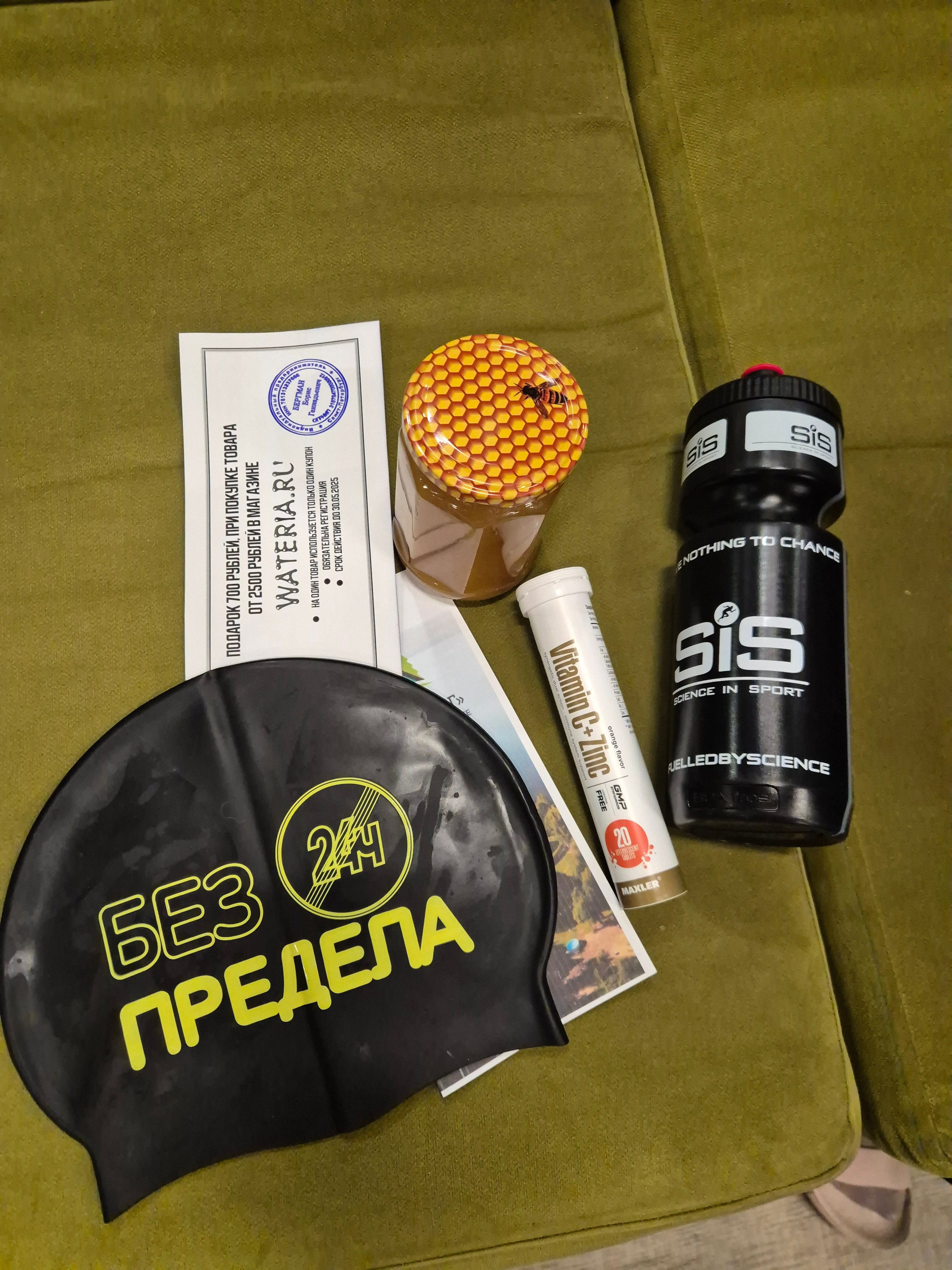 Дальше - подготовка к ночному старту. Обед и сон до 22:00. Приехали в фитнес "Олимпия". Все по графику, четко. Не очень богатый стартовый, но и отлично - меньше барахла с собой тащить.