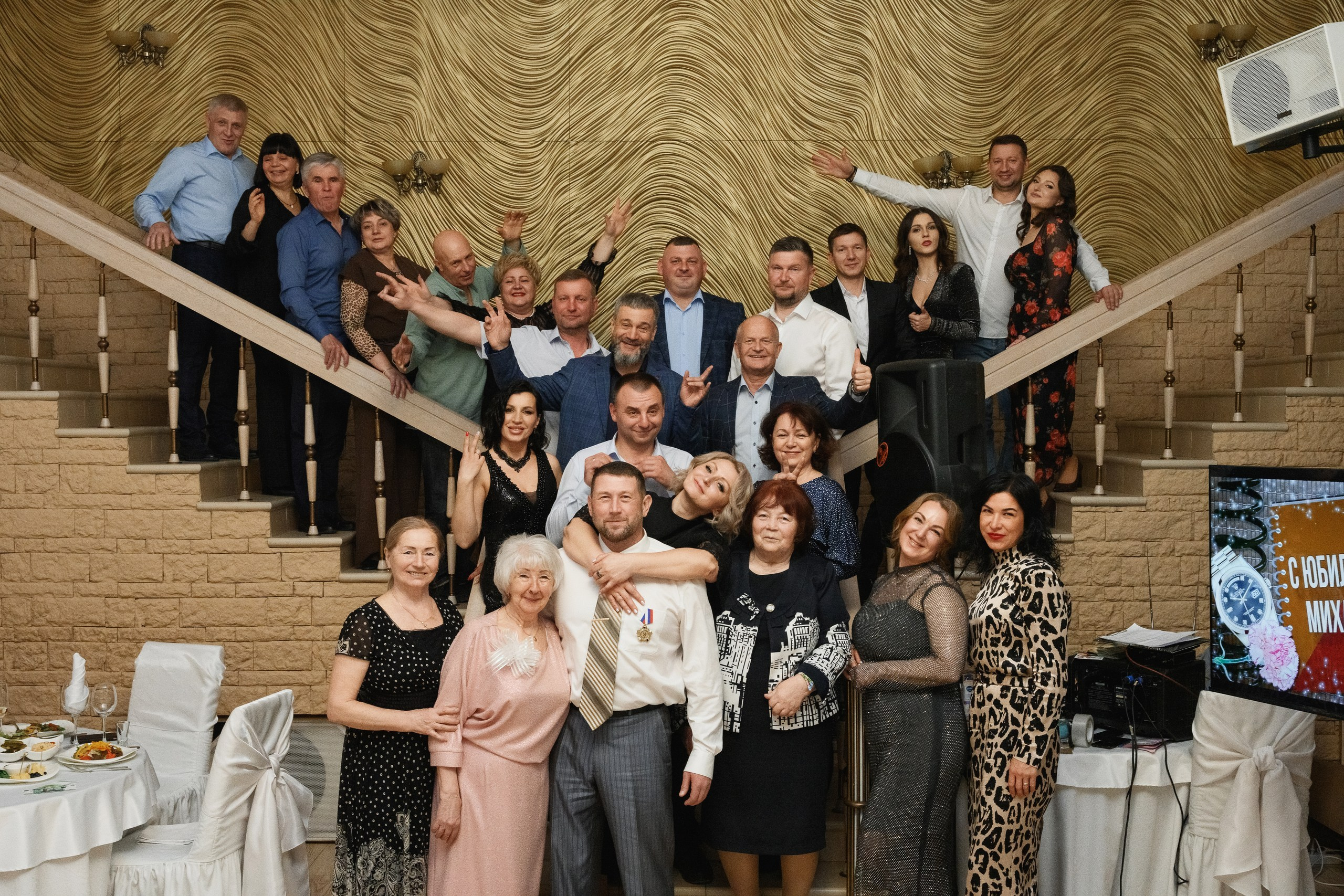 Профессиональные фотографии с 50-летнего юбилея: живые эмоции гостей, трогательные моменты и праздничная атмосфера. Яркие кадры торжественного вечера — от теплых поздравлений до танцев и украшенного зала.
