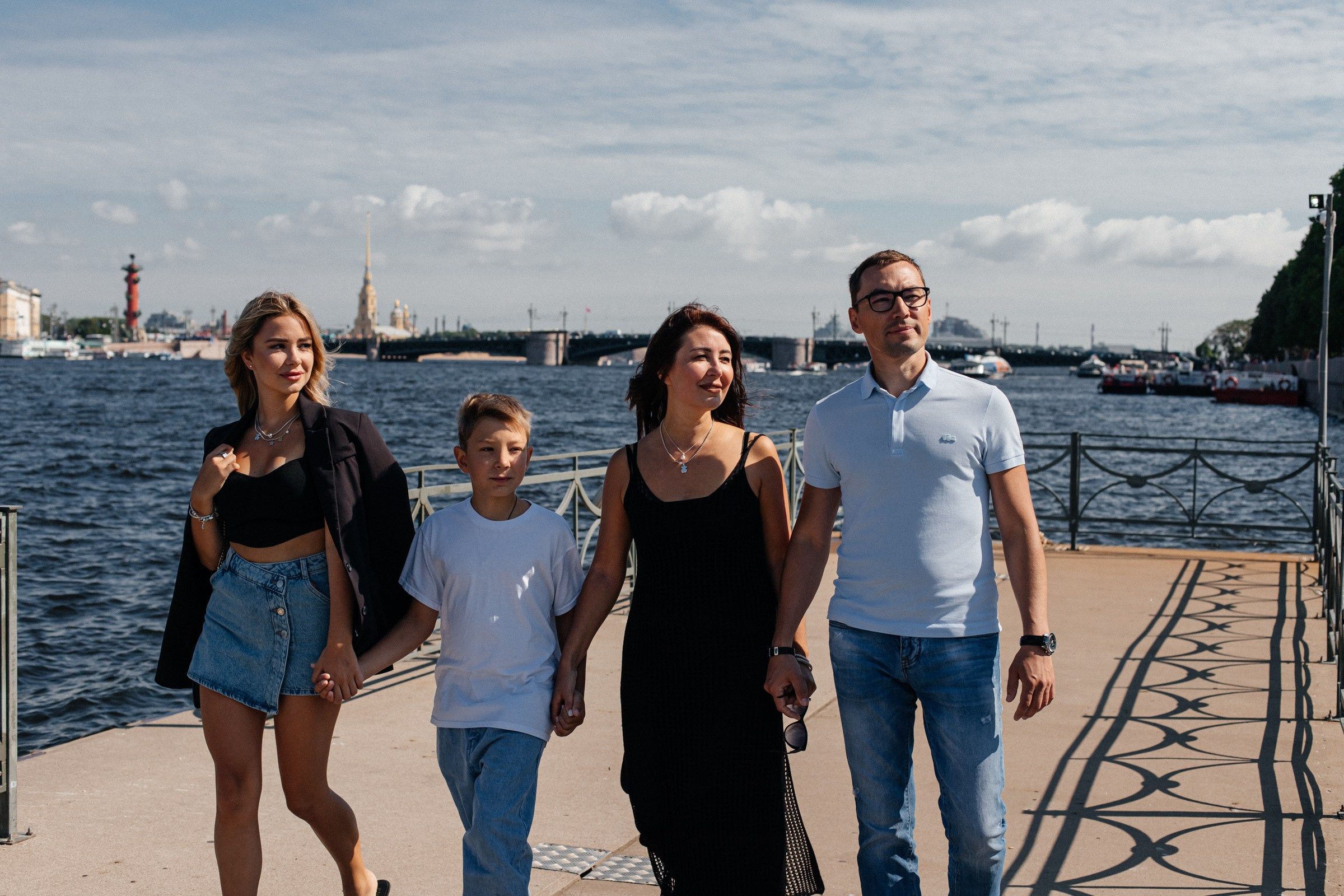 Василина с семьей в августе. Фотопрогулка в Петербурге. Индивидуальный и семейный фотограф в Санкт-Петербурге