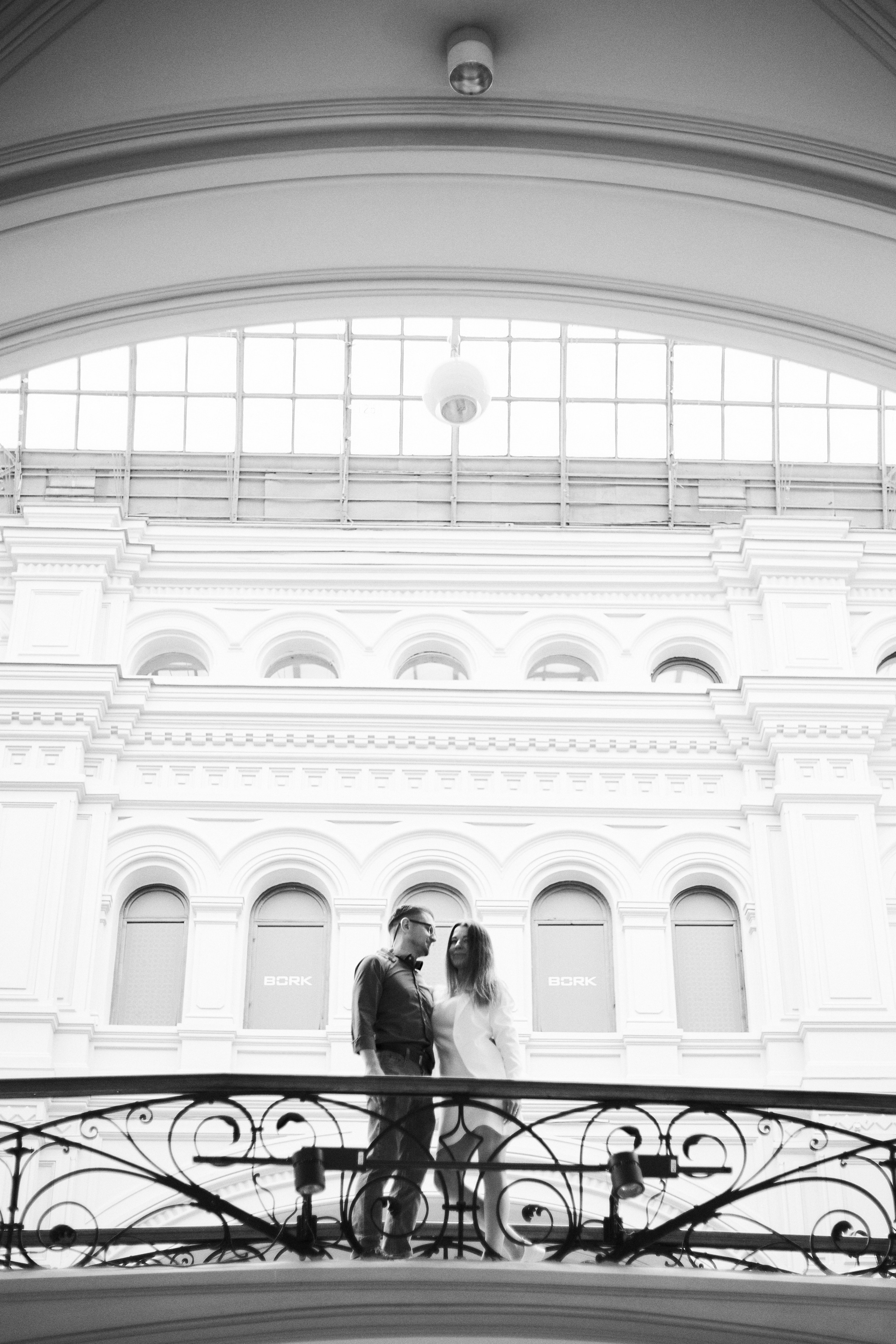 Фотосессия в ЗАГСе Кузьминки и прогулка в Зарядье: яркие моменты, несмотря на дождь