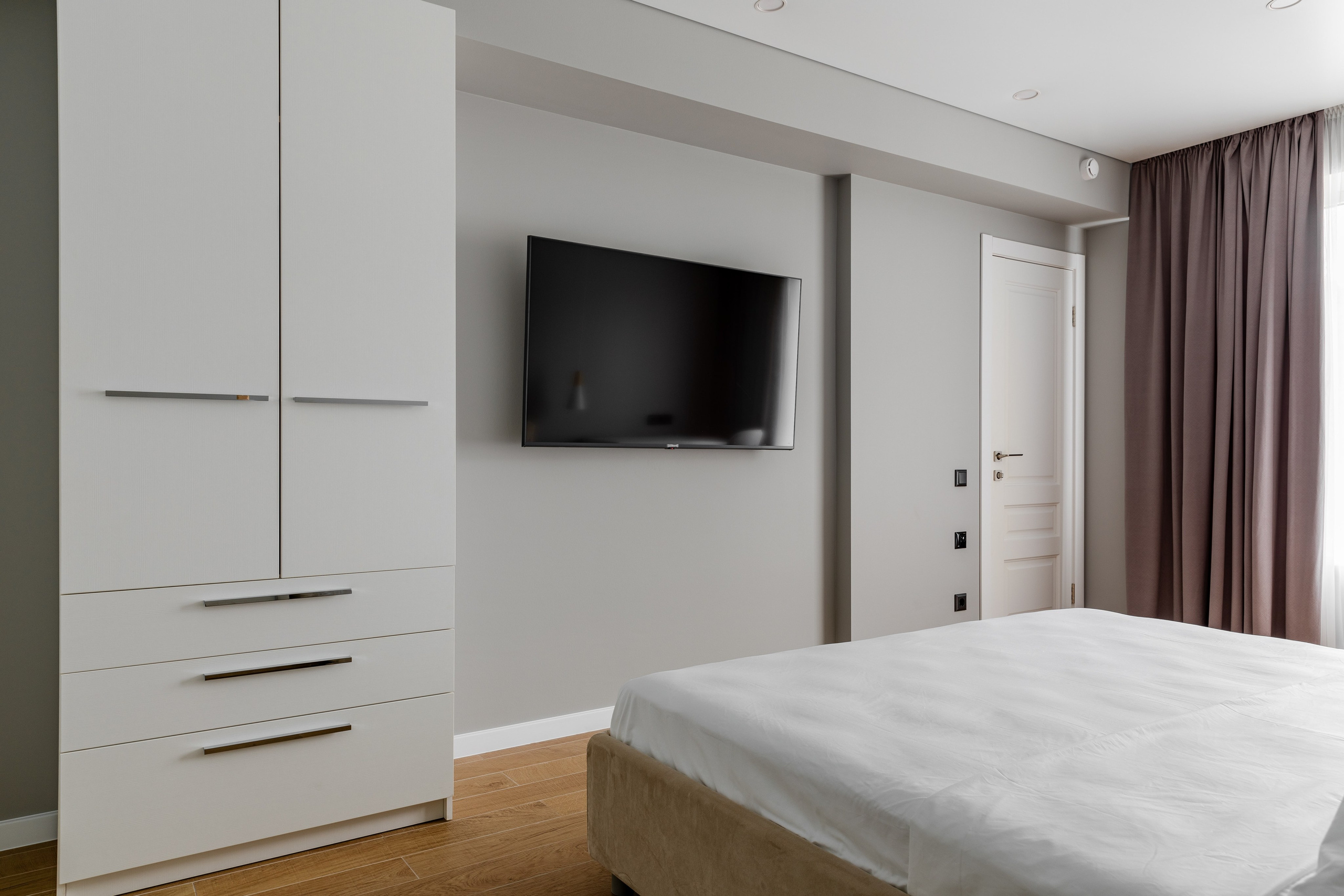 Интерьерная фотосъёмка двухкомнатного номер отеля, Ольгинка. Интерьерный фотограф Москва