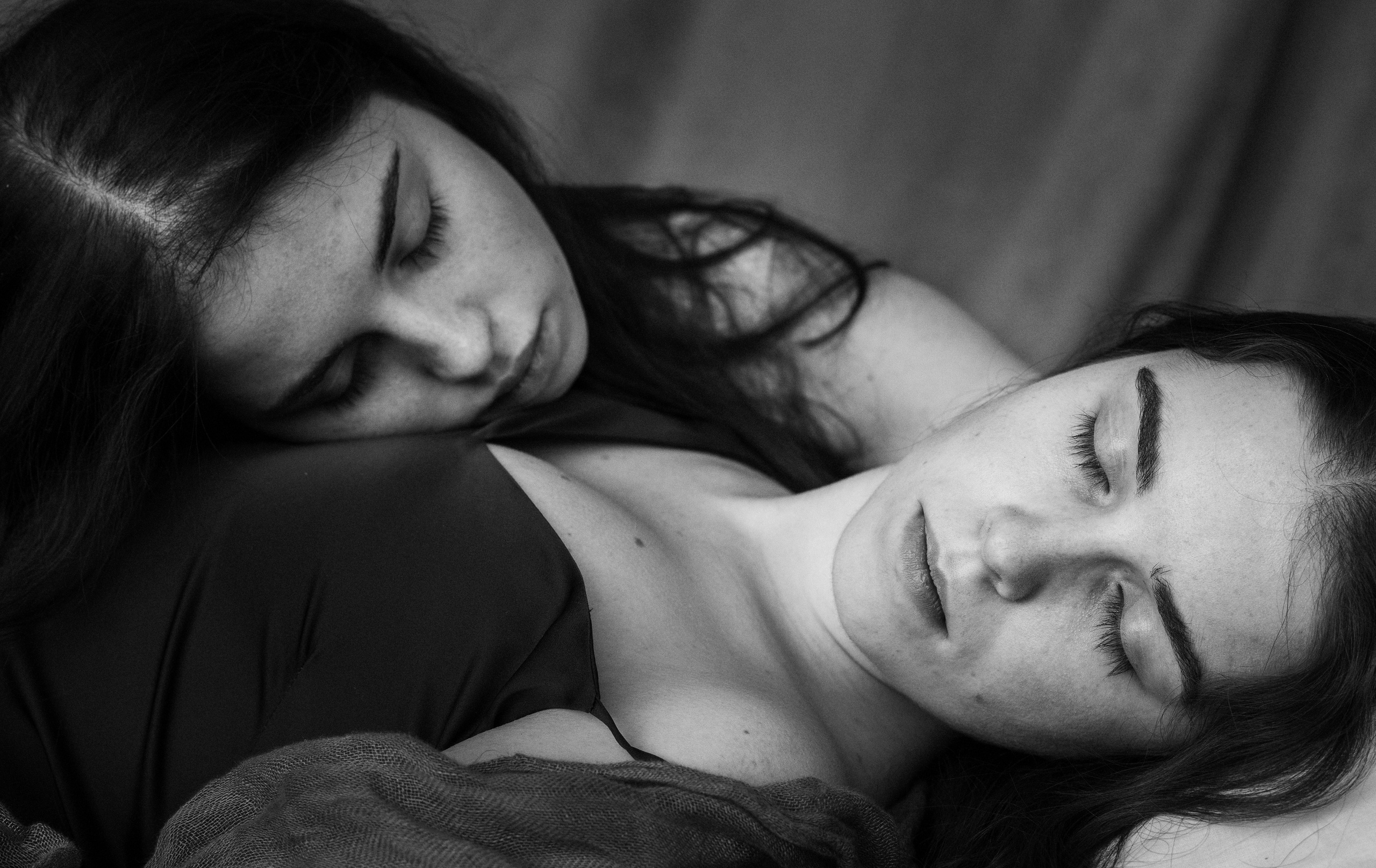 Софья и Василиса в заснеженном парке. Женский семейный фотограф Тула Москва Захарова Анна