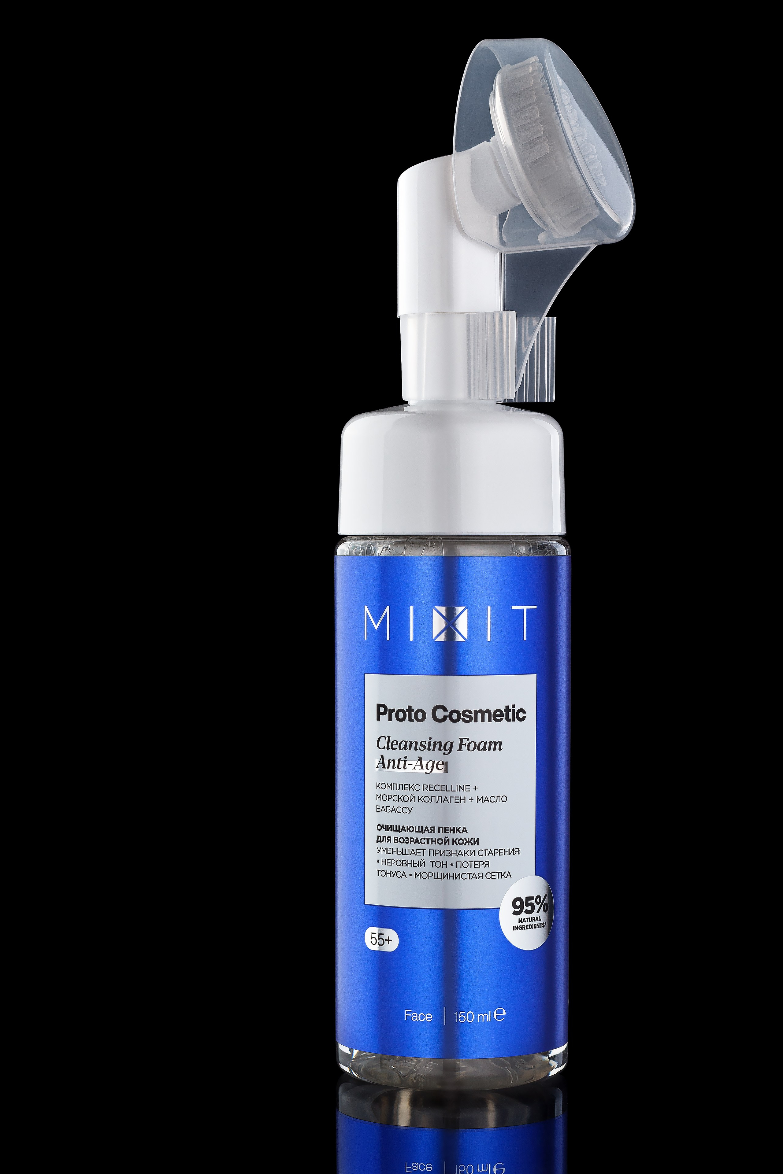 Очищающая пенка на чёрном фоне фото предмета