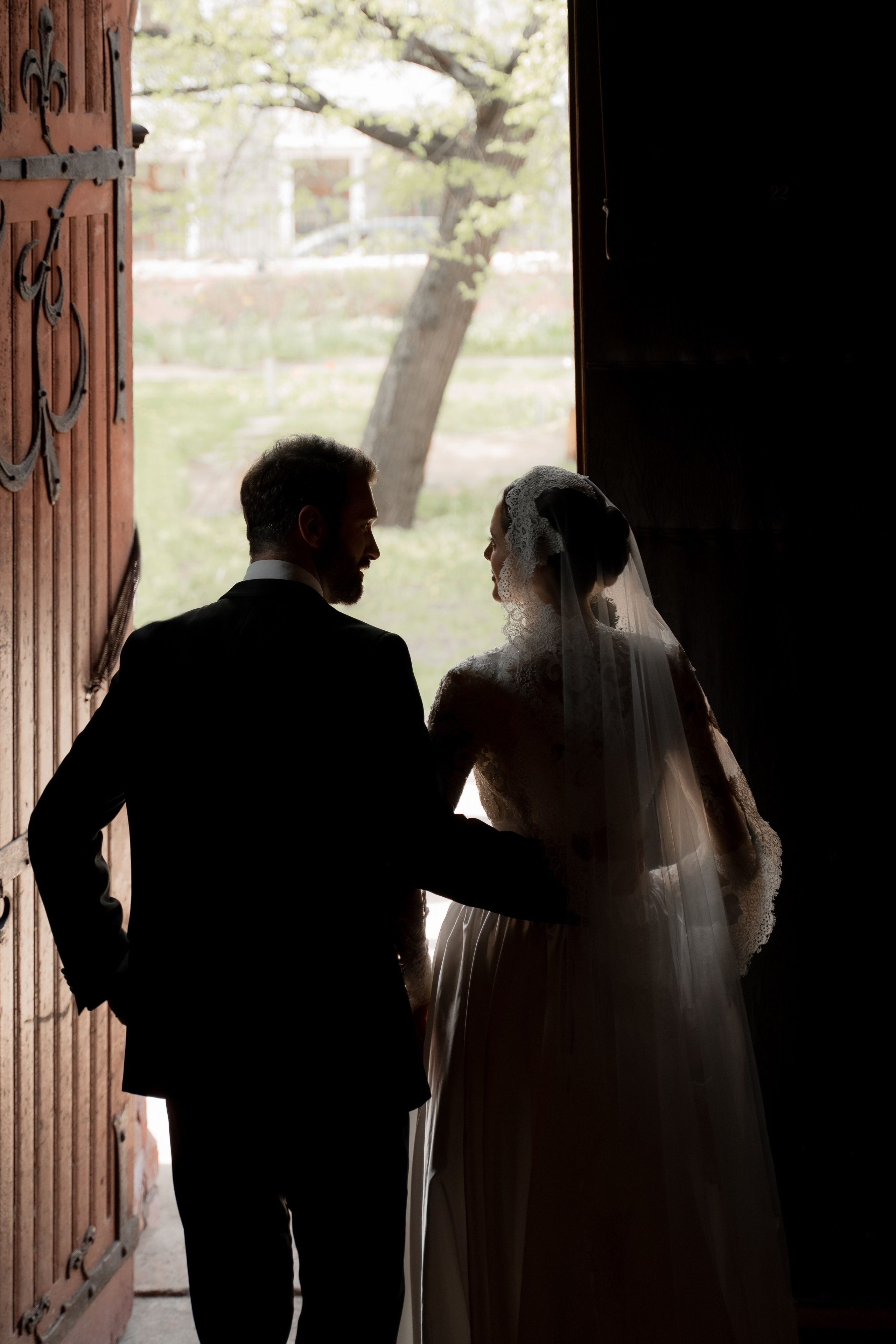 Свадебная фотосессия в католической церкви Москва. Портретный и свадебный фотограф Алла Карени Москва