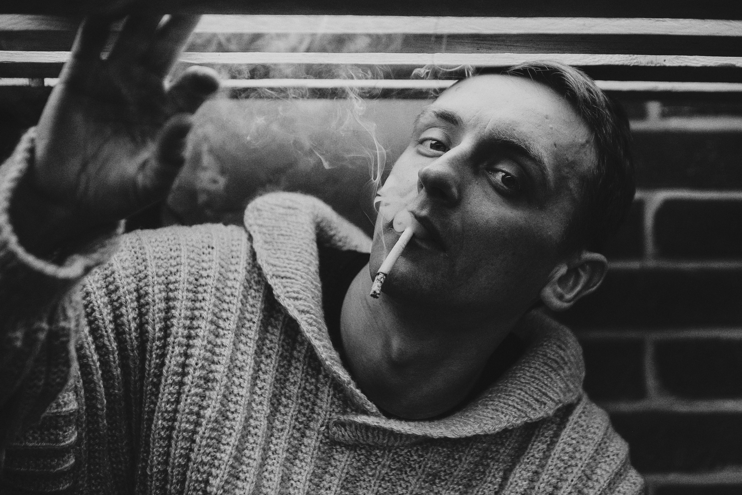 Мужской чб портрет. Фотограф пенза. Дым. Сигарета