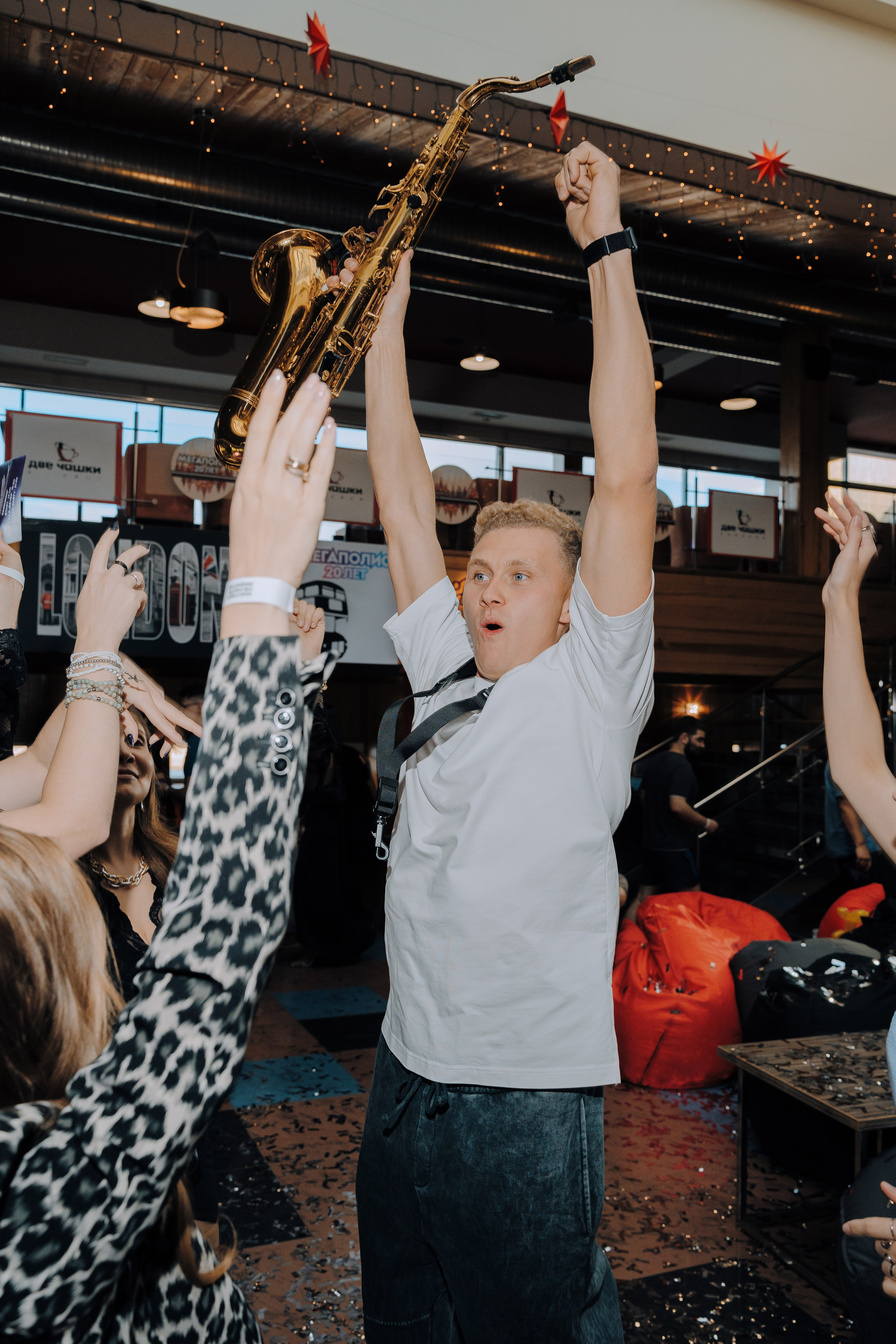 20 ЛЕТ МЕГАПОЛИС ЧЕЛЯБИНСК ХЕДЛАЙНЕР ЕЛКА. Репортажный фотограф Зуев Роман г. Челябинск