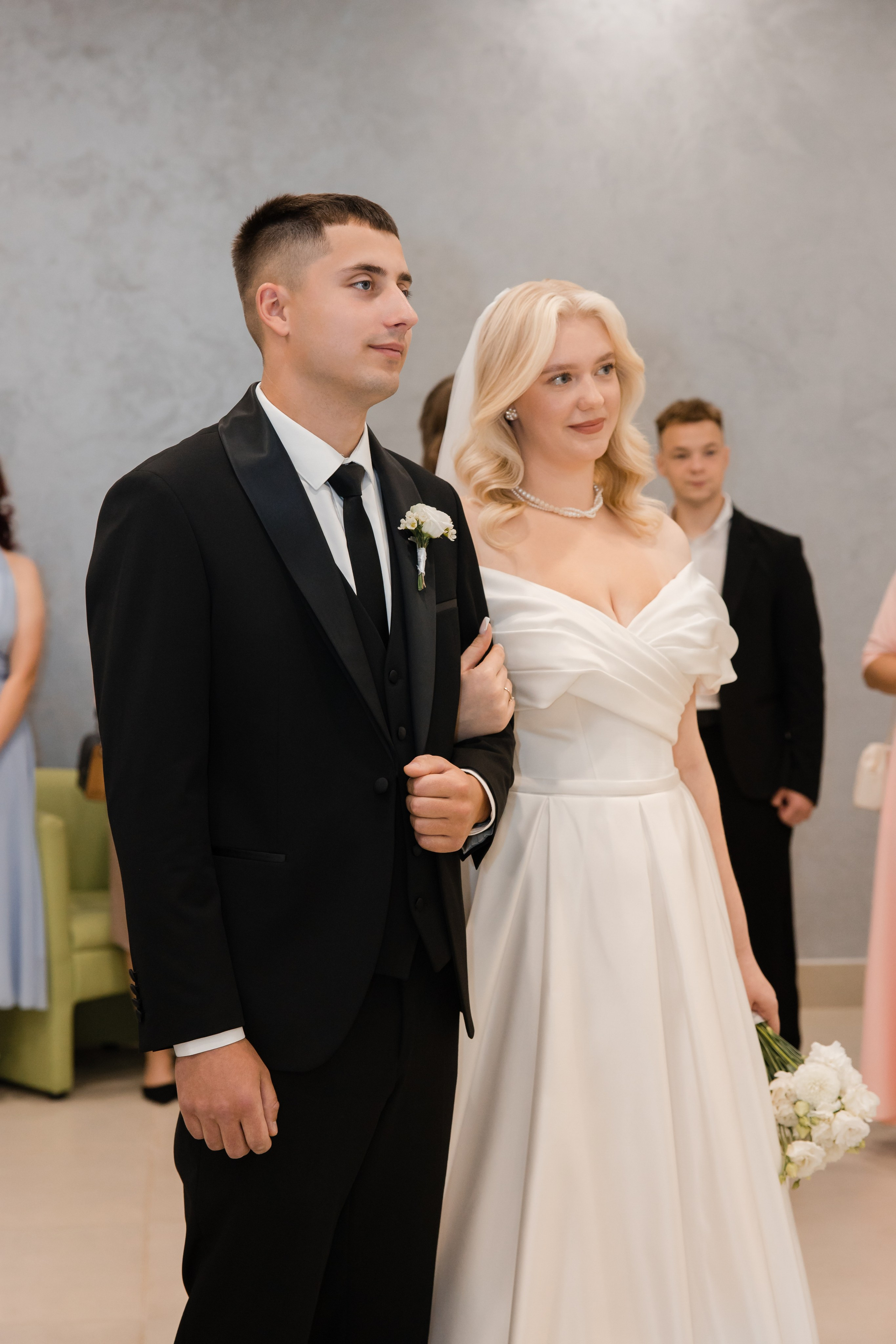 Отдел ЗАГС Администрации Первомайского района. Видеосъемка и фотосъемка свадеб. Фотограф и оператор на свадьбу. Видеосъемка подкастов, собственная видео-фотостудии. Предметная фотосъемка