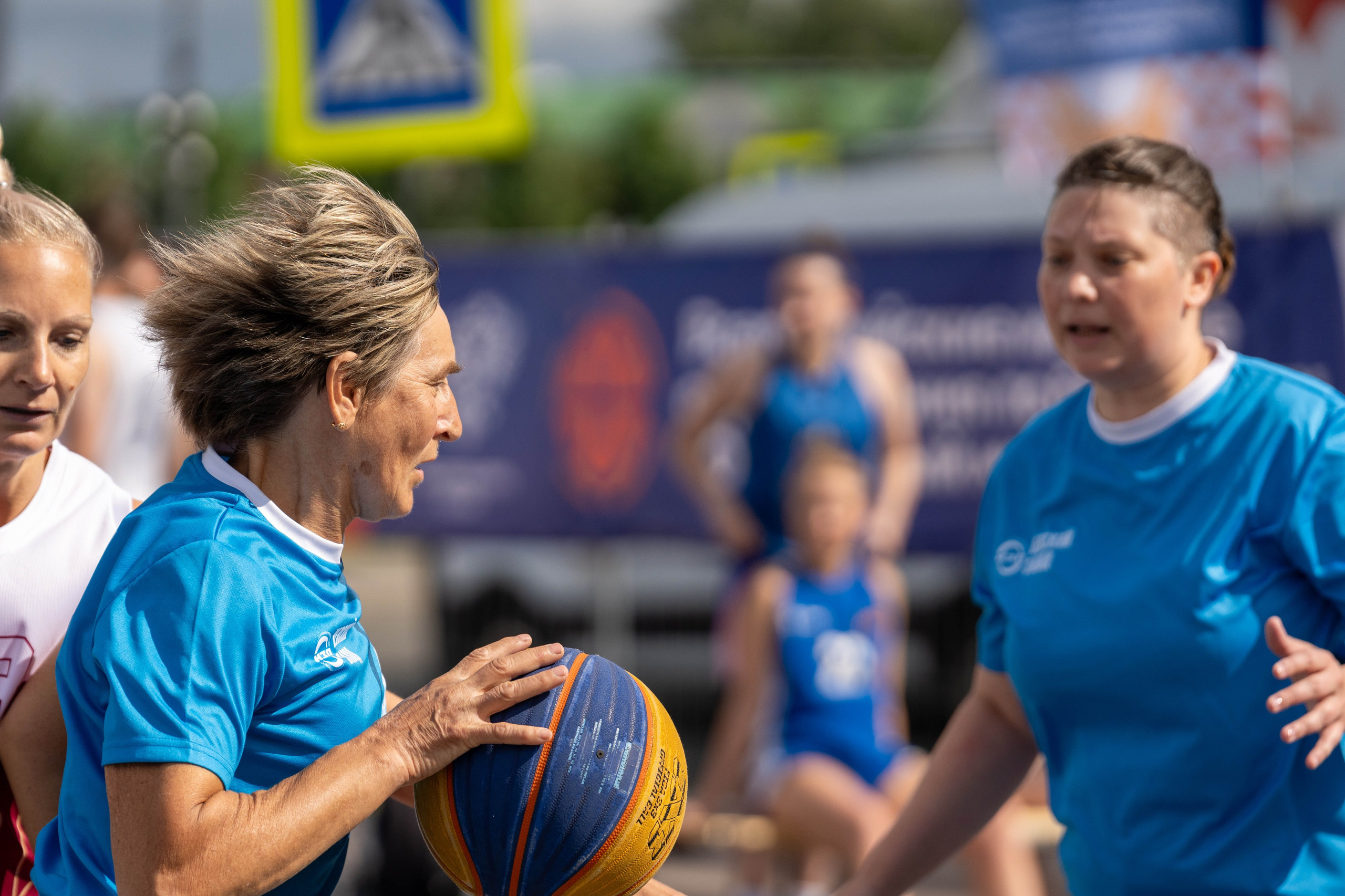 Игрок держит мяч в женском баскетбольном матче 3х3