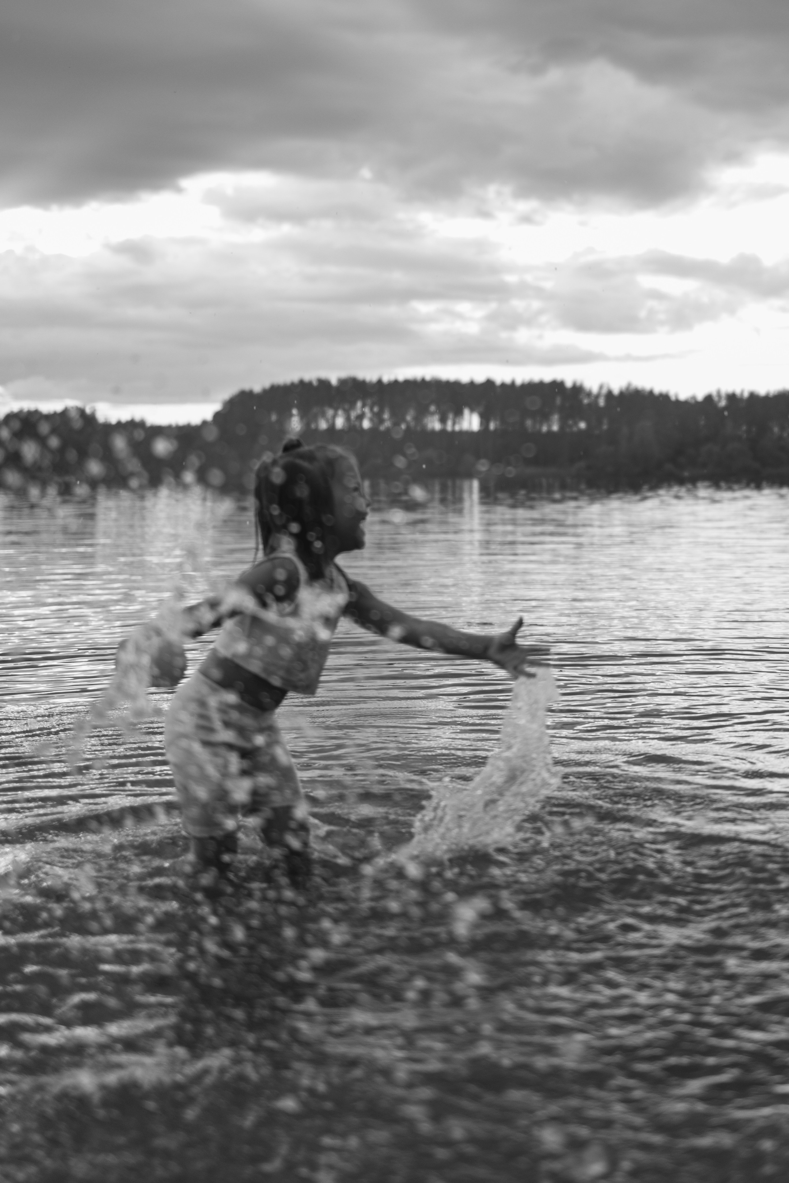 Семейная история с корабликами на берегу речки. Фотограф Углич и Ярославль Ольга Тятюшкина