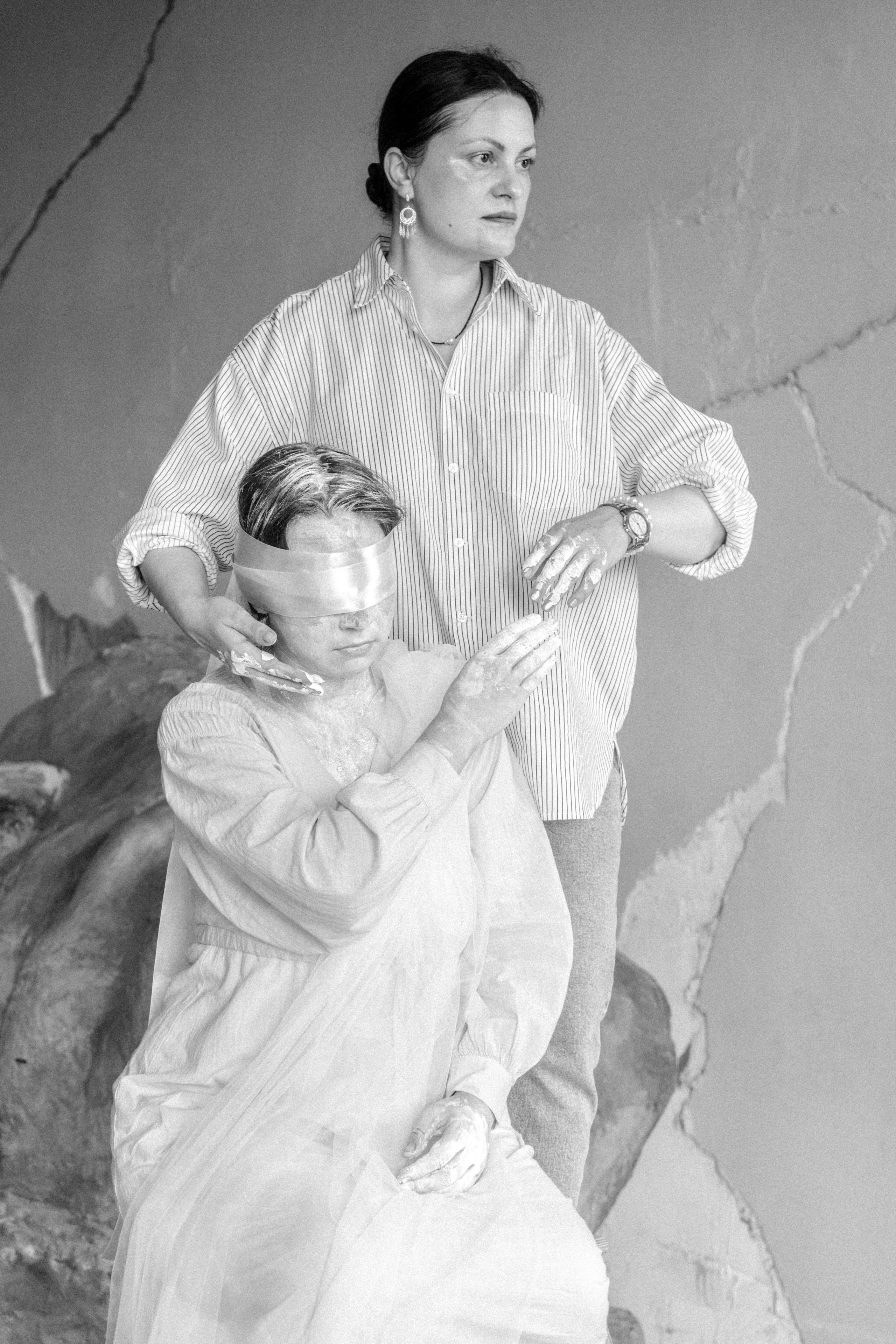 Железо железо острит, и человек изощряет взгляд друга своего