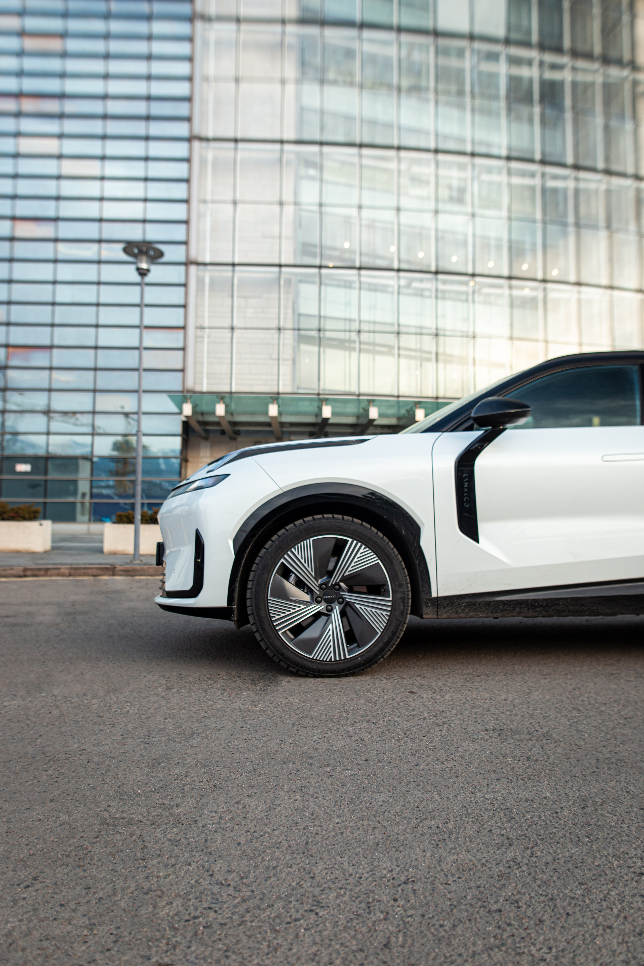 Lynk&Co 08 EM-P. Рекламный и портретный фотограф в Алматы — Серекпаев Танирхан