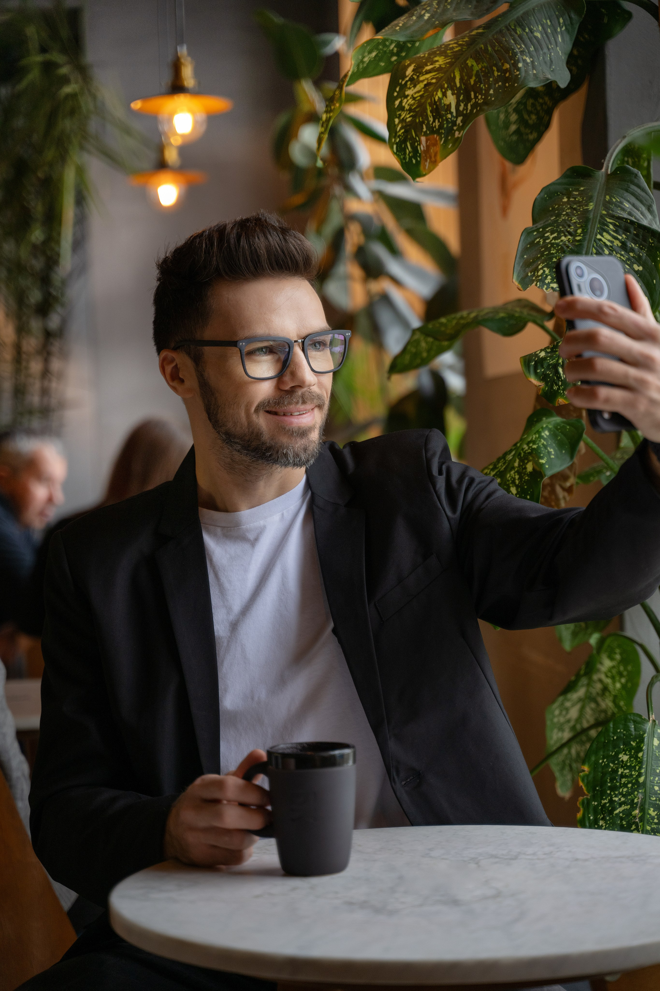 Красавчик в кафе. Главная