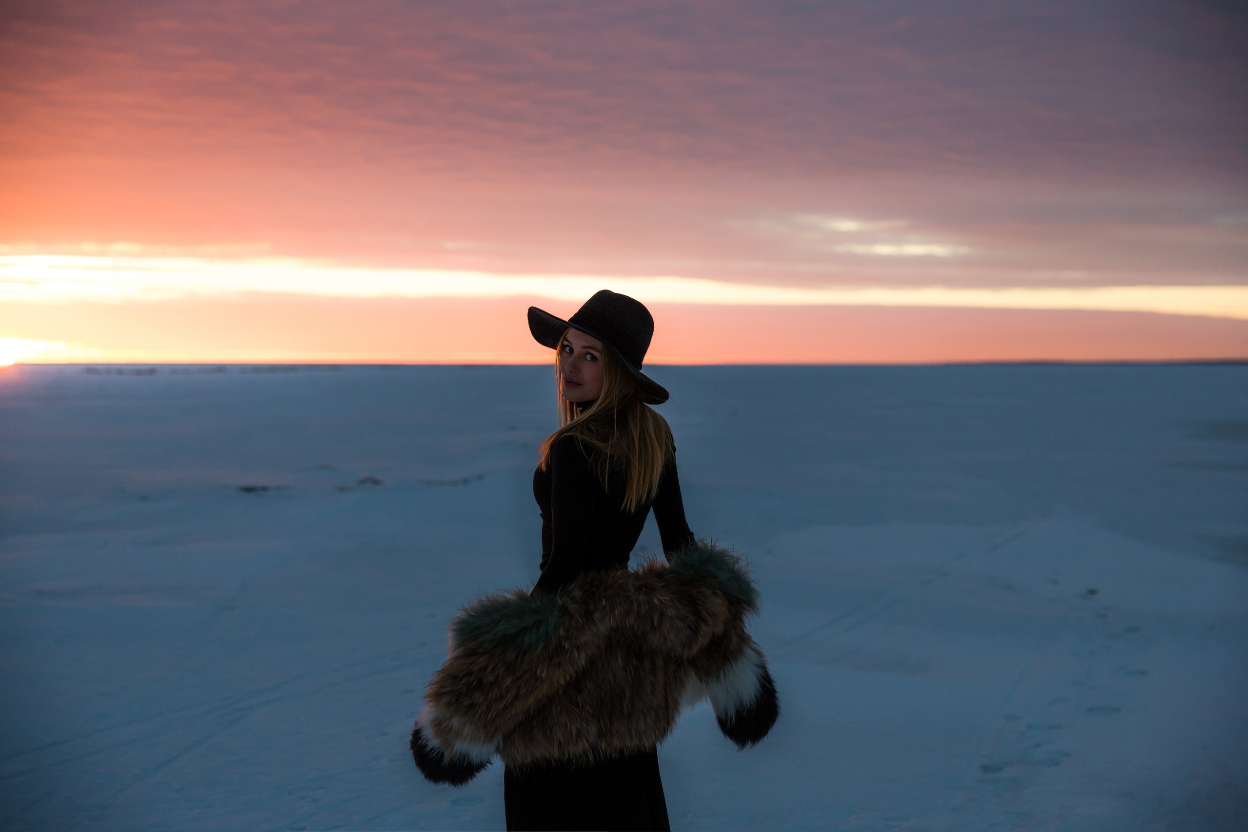 Девушка на берегу Финского залива на закате портрет