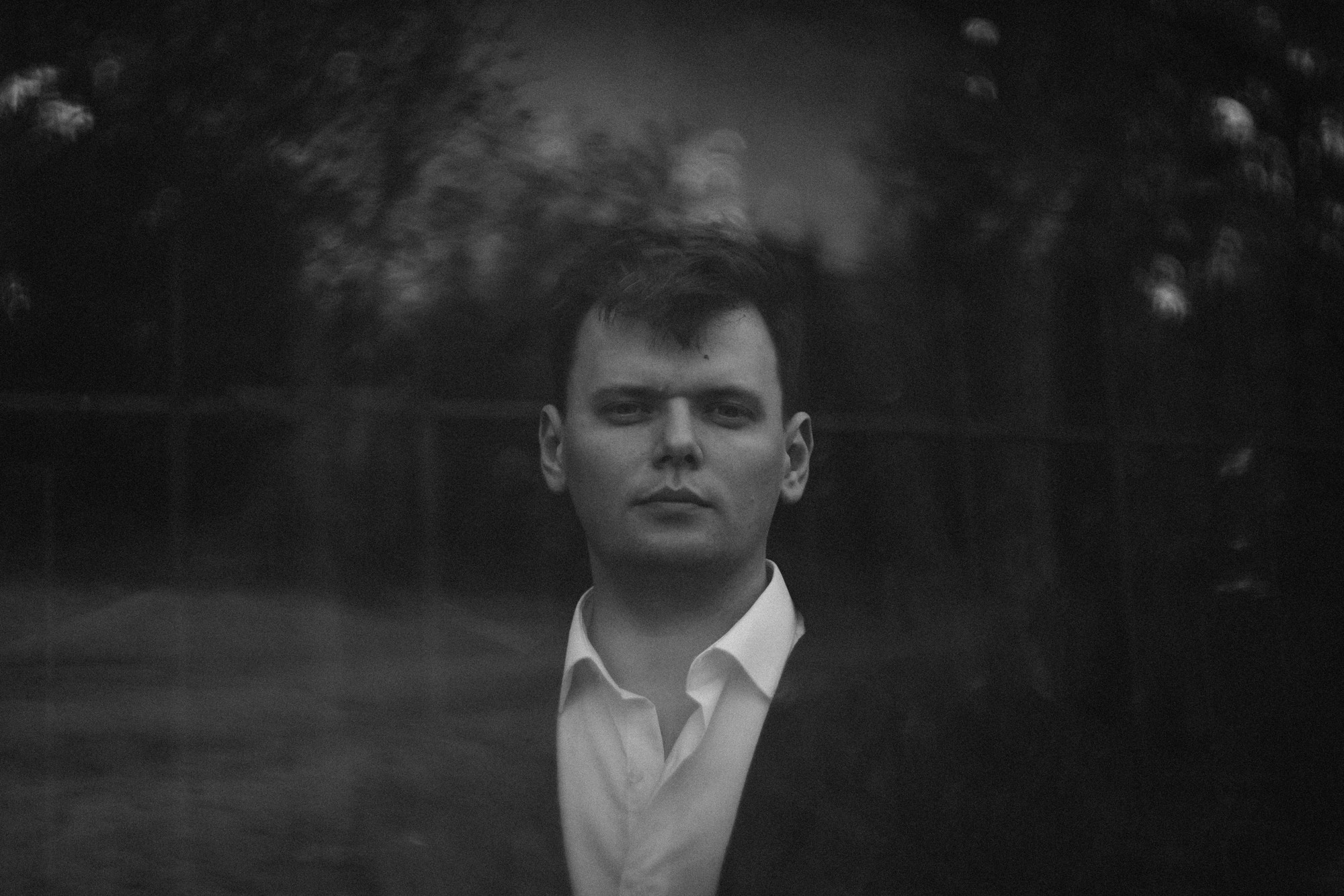 Мужская портретная фотосессия в Гагаринском парке Тюмени | Фотограф Дарья Мустафина. Портретный фотограф Тюмень Дарья Мустафина