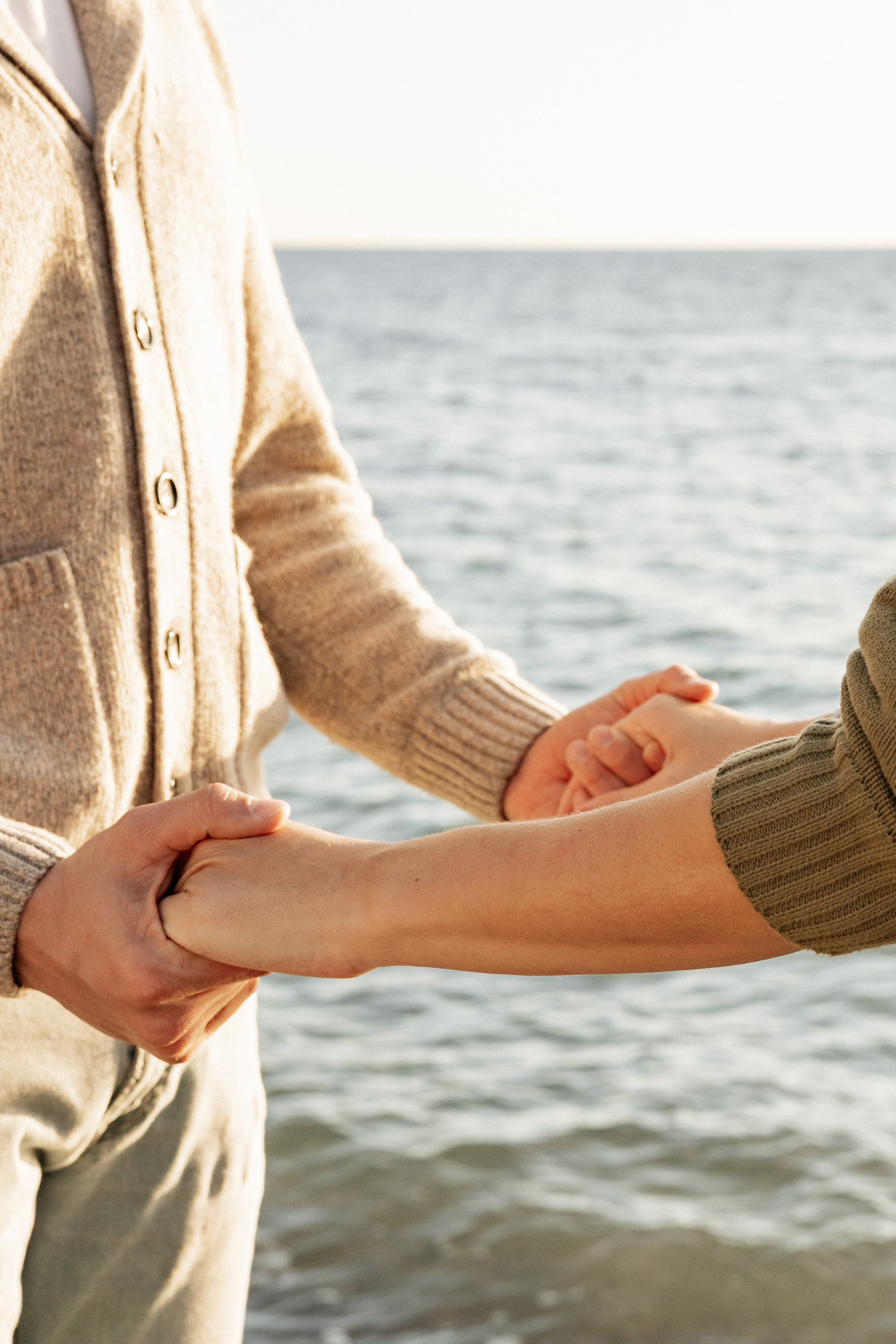 Семейная фотосессия на берегу моря.