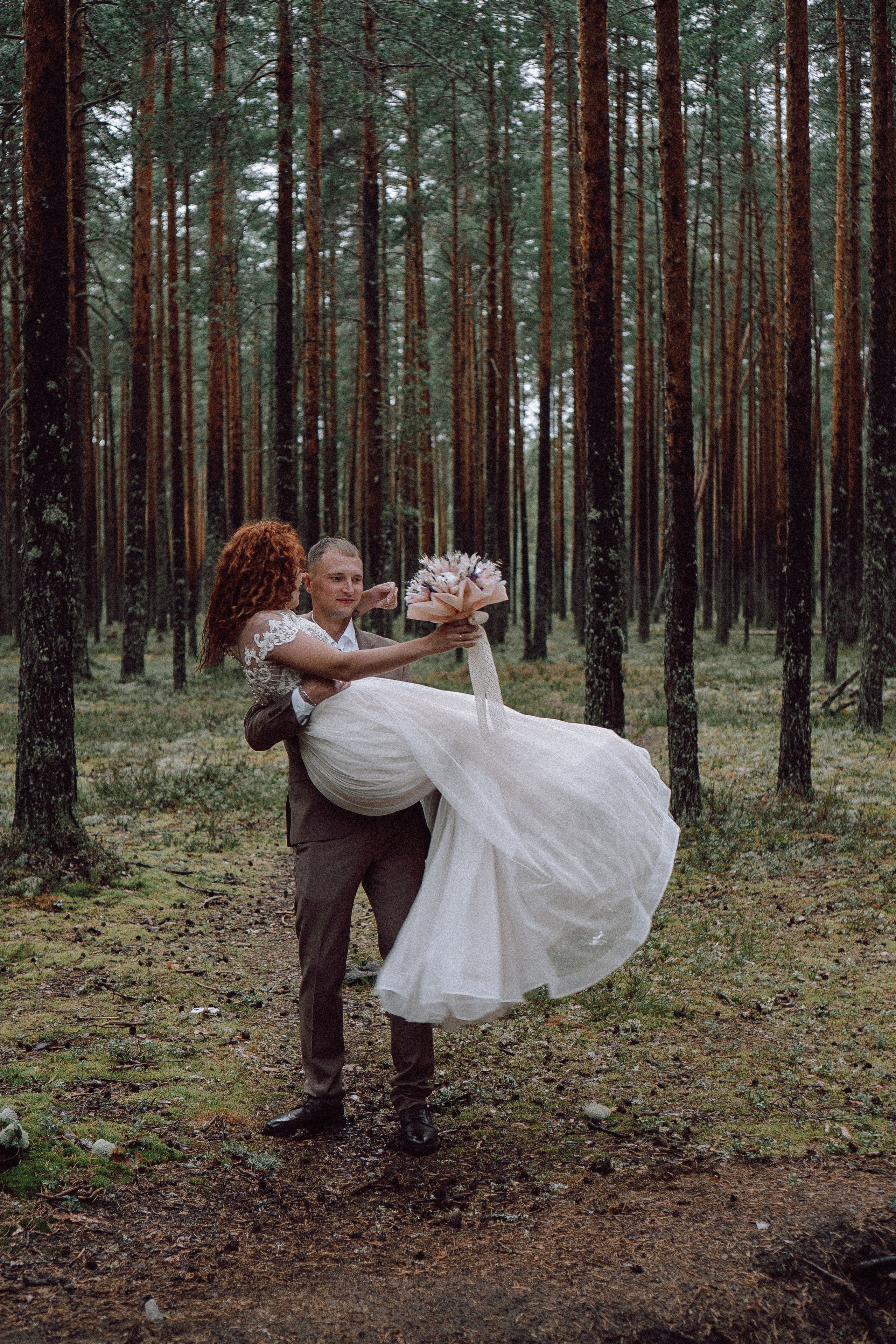 СВАДЕБНАЯ ФОТОСЕССИИЯ ПАРЫ В ГОРОДЕ ПРИОЗЕРСК В СОСНОВОМ ЛЕСУ И С ПИКАПОМ. Профессиональный фотограф, Санкт-Петербург — Виктория Богомолова
