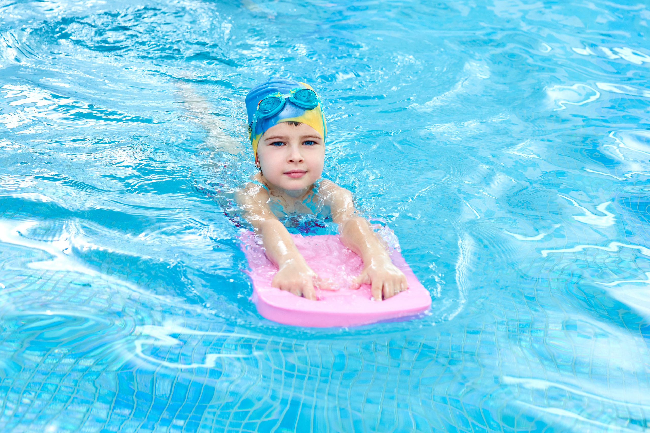 Занятие в бассейне. Childrenfoto.ru